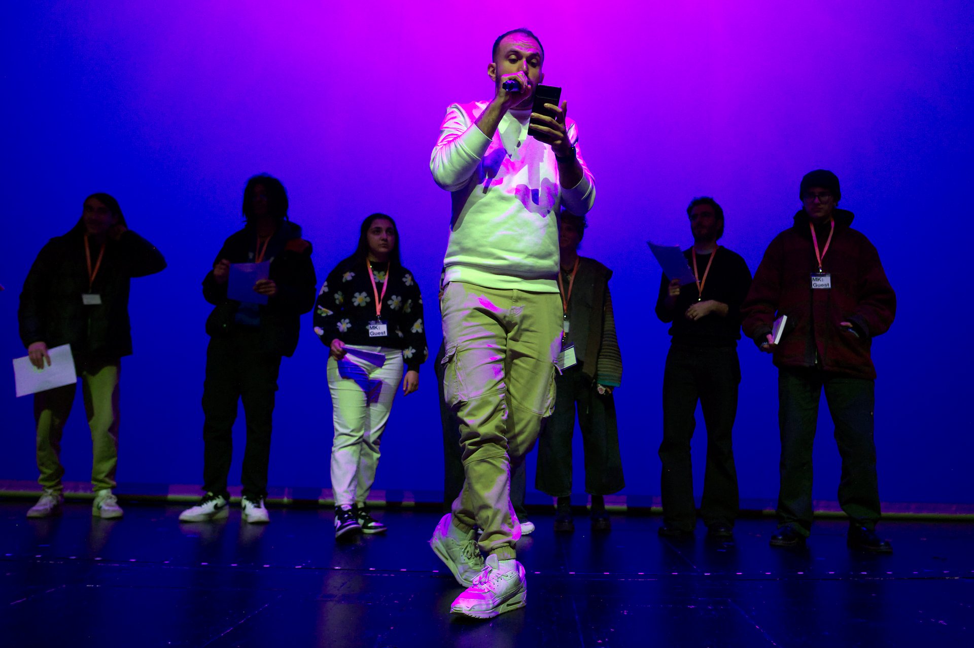 Ein Jugendlicher performt auf der Bühne.