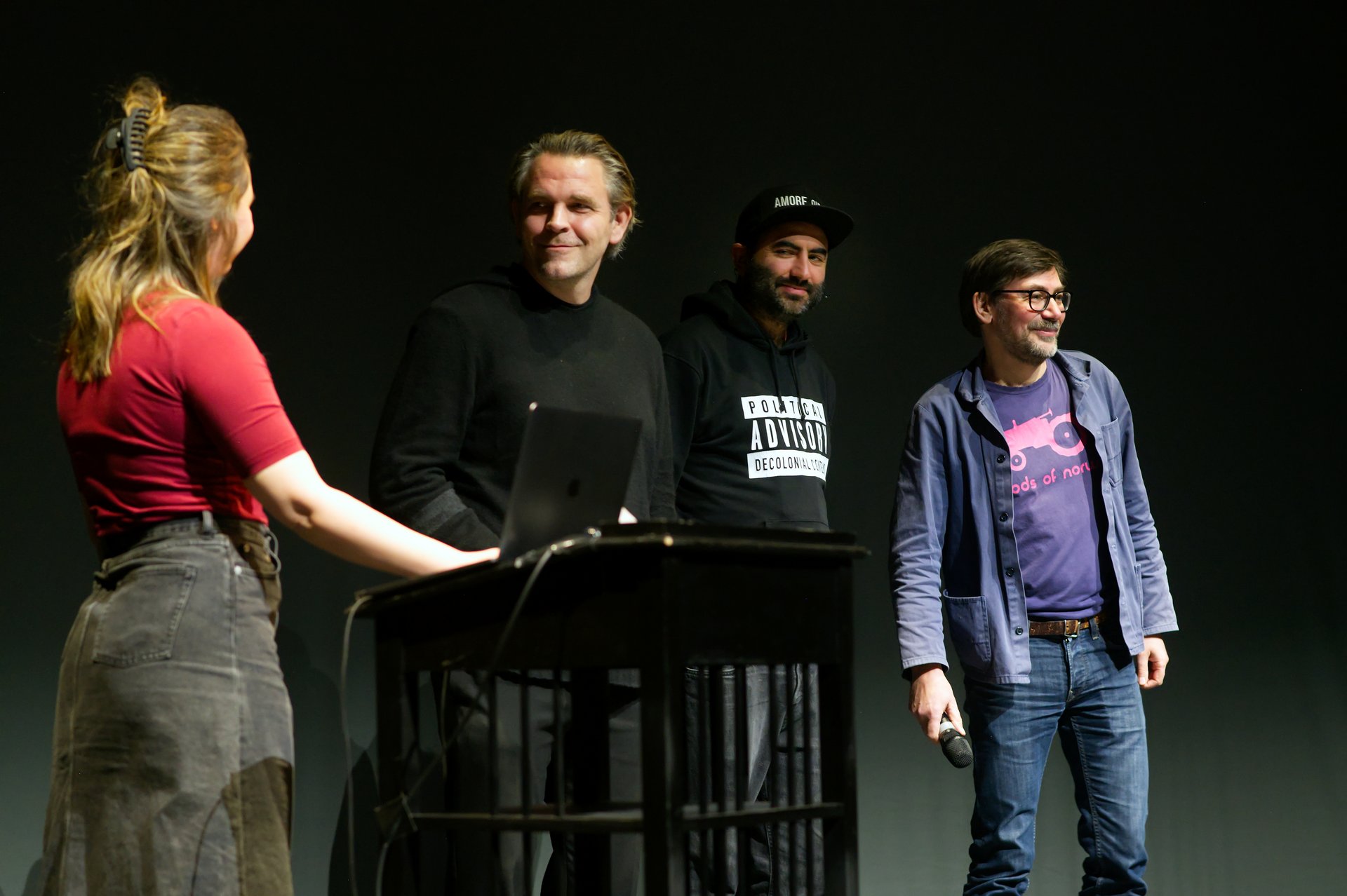 Thorleifur Örn Arnarsson und Uwe Gössel mit den Verantwortlichen der Münchner Kammerspiele auf der Bühne.