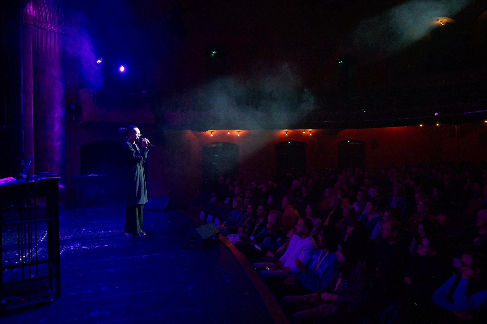 Gündalein singt auf der Bühne vor Publikum.