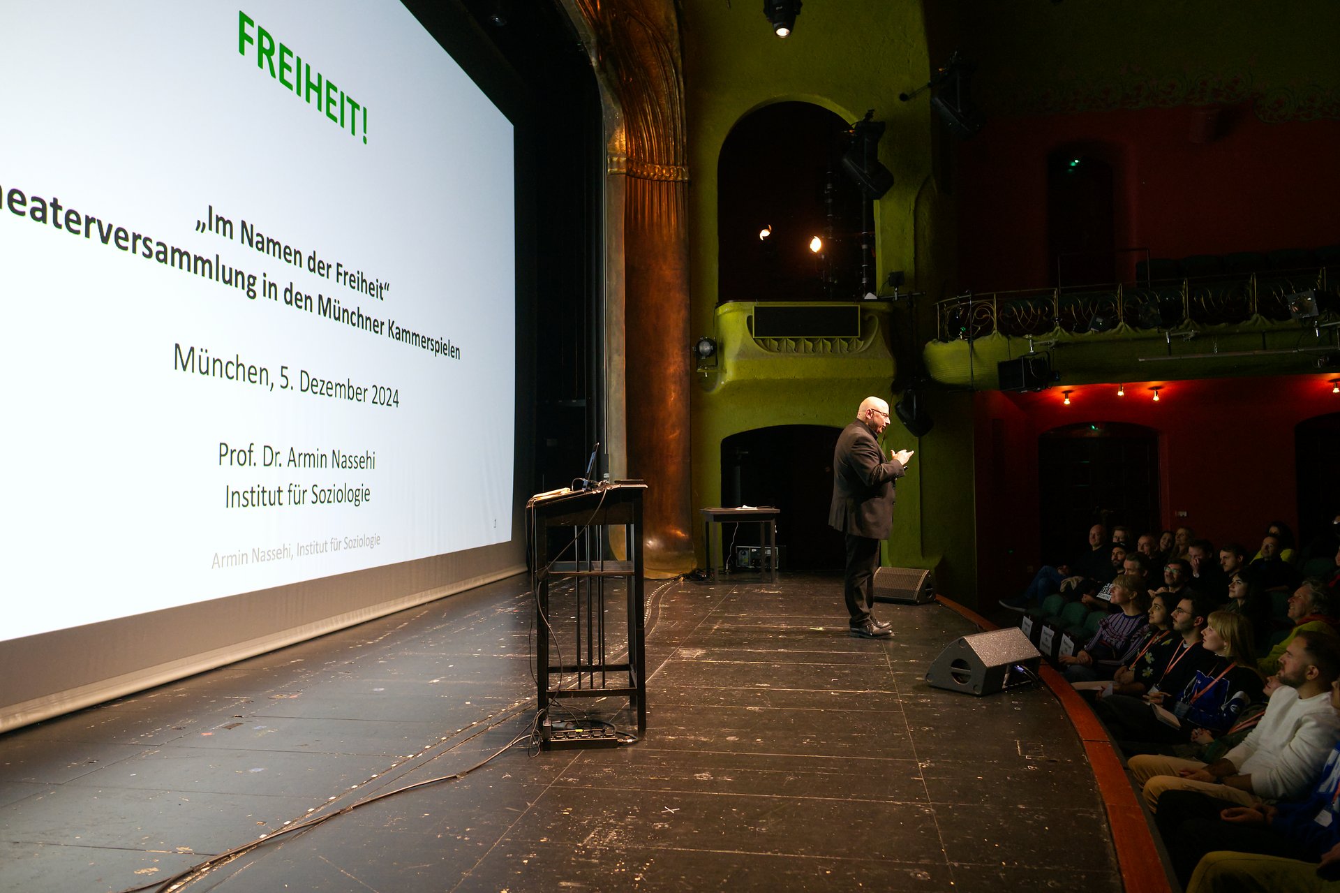 Soziologieprofessor Armin Nassehi hält einen Vortrag mit dem Titel „FREIHEIT!“ vor Publikum.