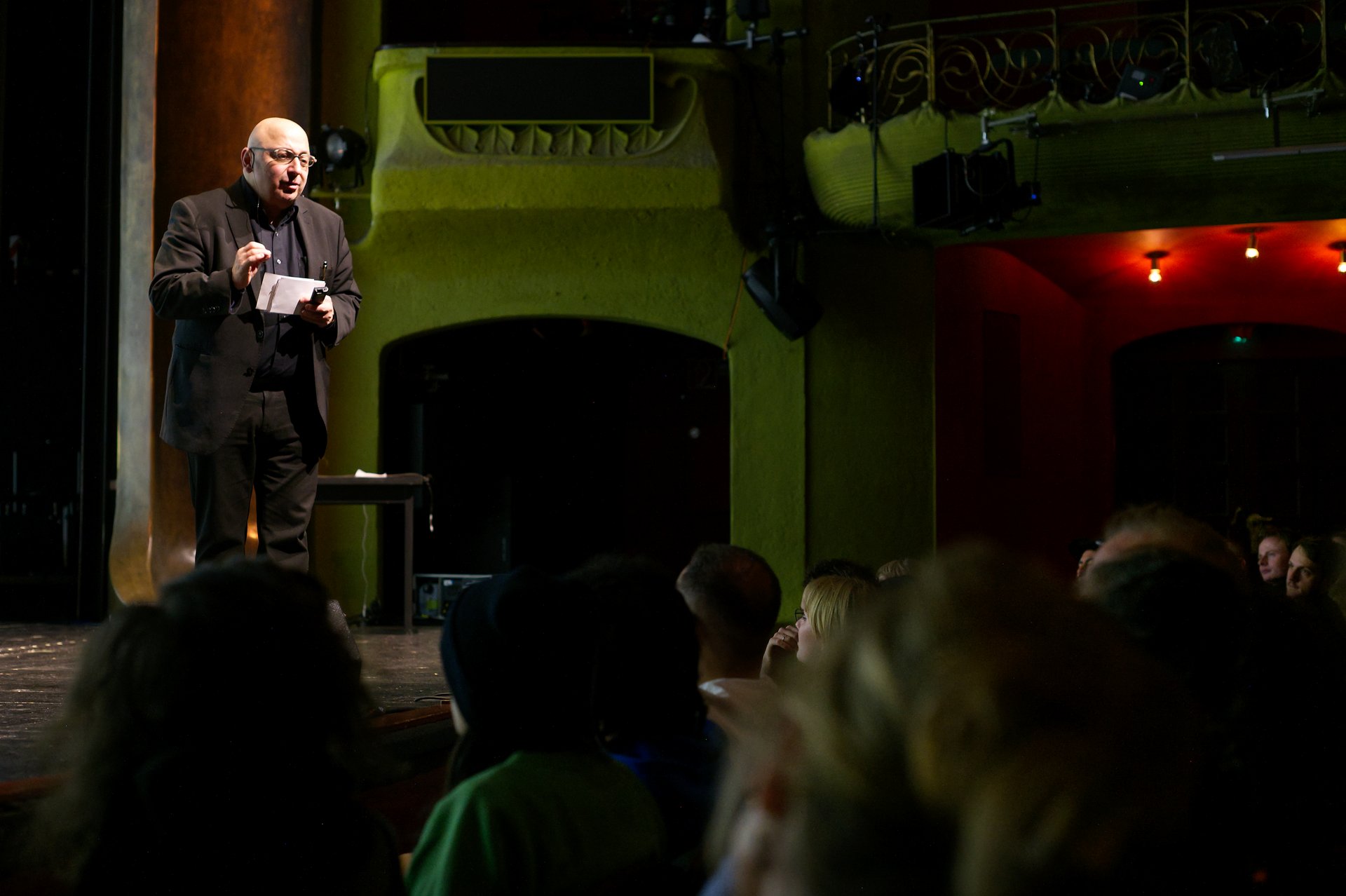 Soziologieprofessor Armin Nassehi spricht von der Bühne zum Publikum.