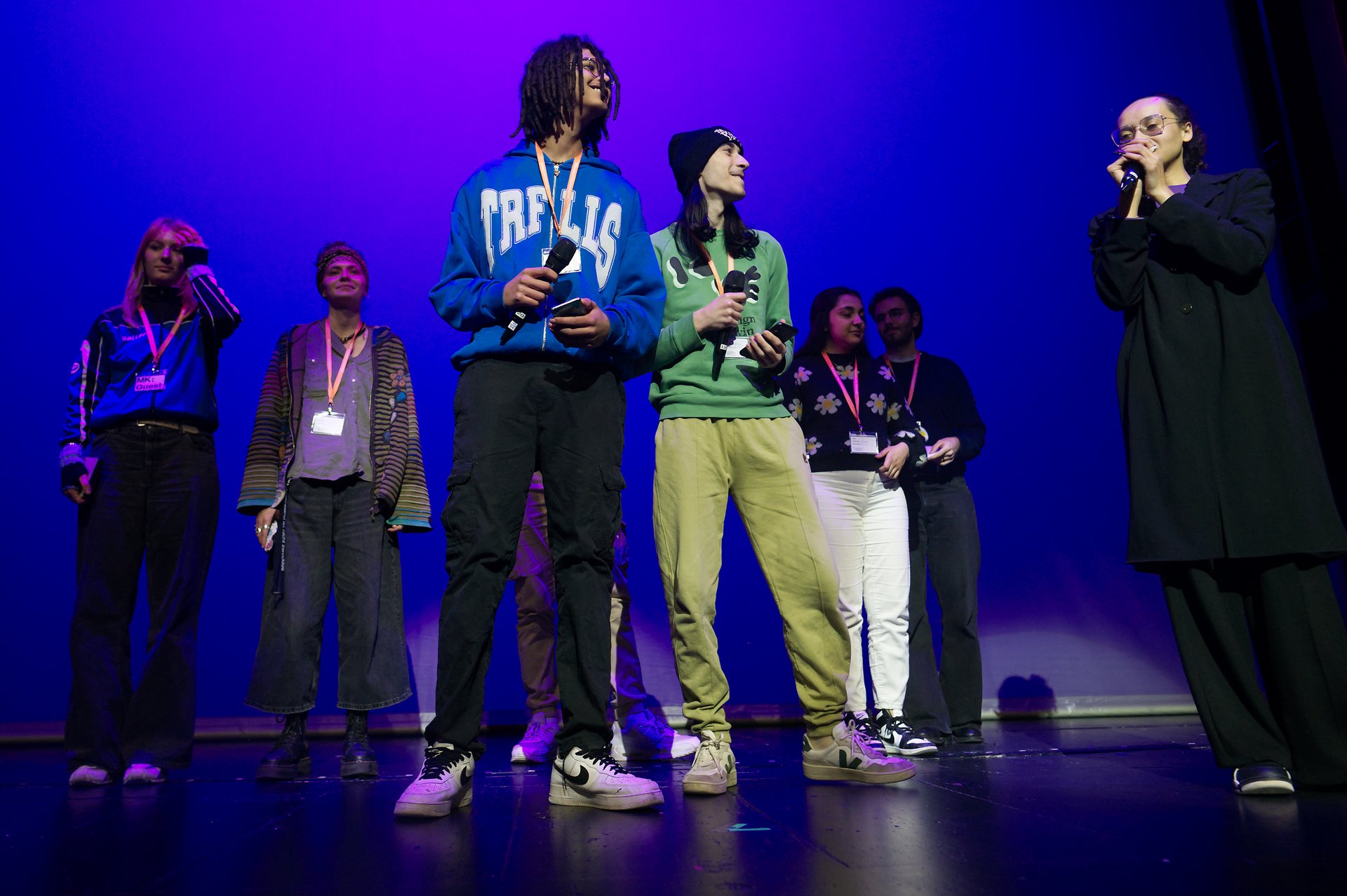 Zwei Jugendliche performen auf der Bühne.