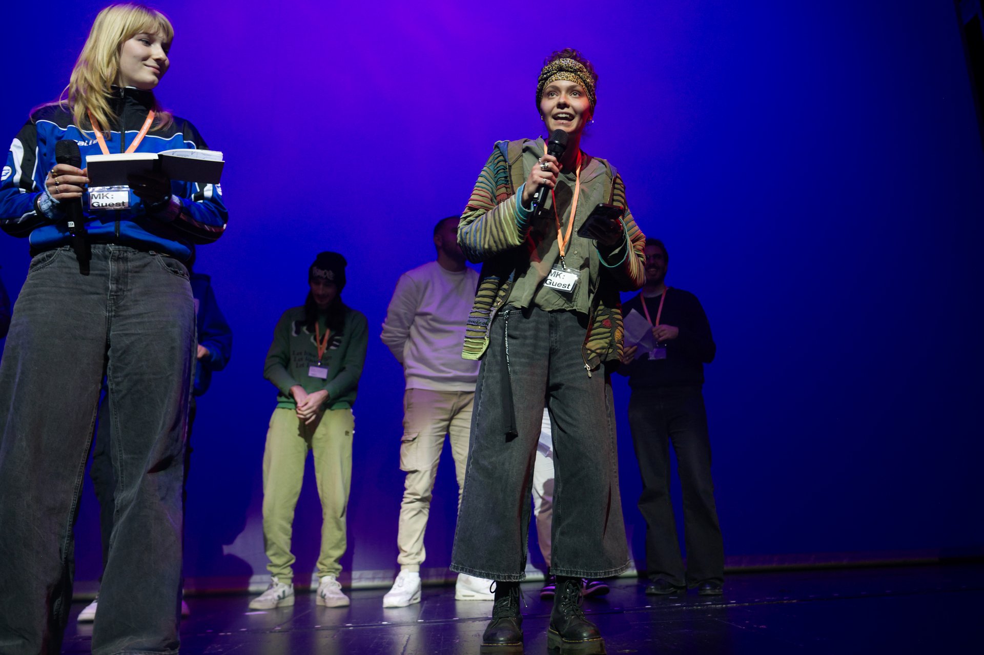 Junge Frauen performen auf der Bühne.