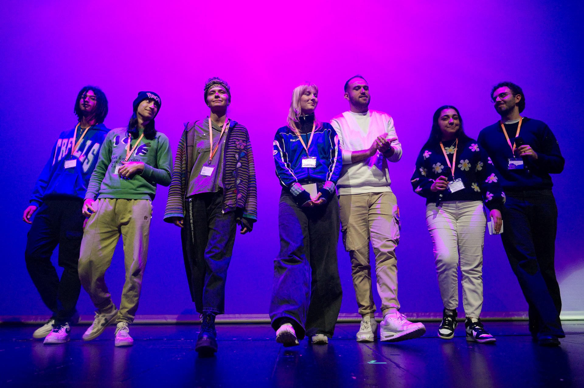 Jugendliche stehen auf der Bühne der Münchner Kammerspiele.