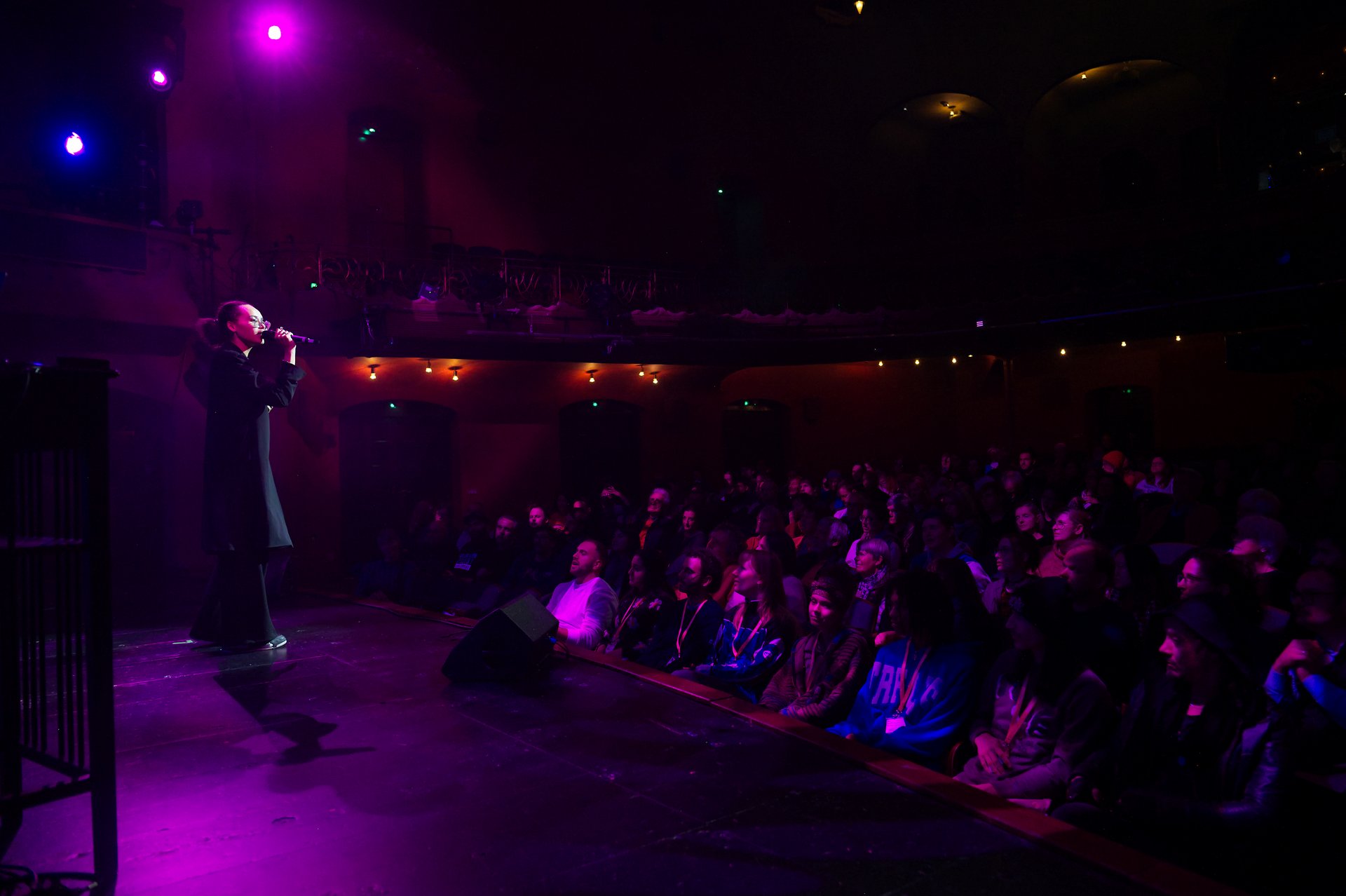 Gündalein performt auf der Bühne vor Publikum.