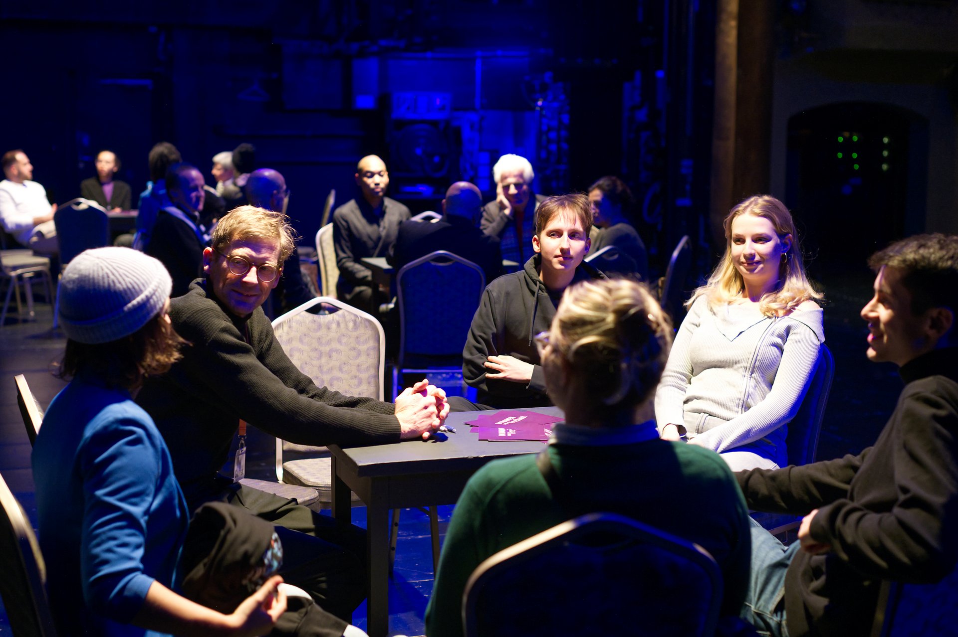 Uwe Gössel im Tischgespräch mit Jugendlichen.