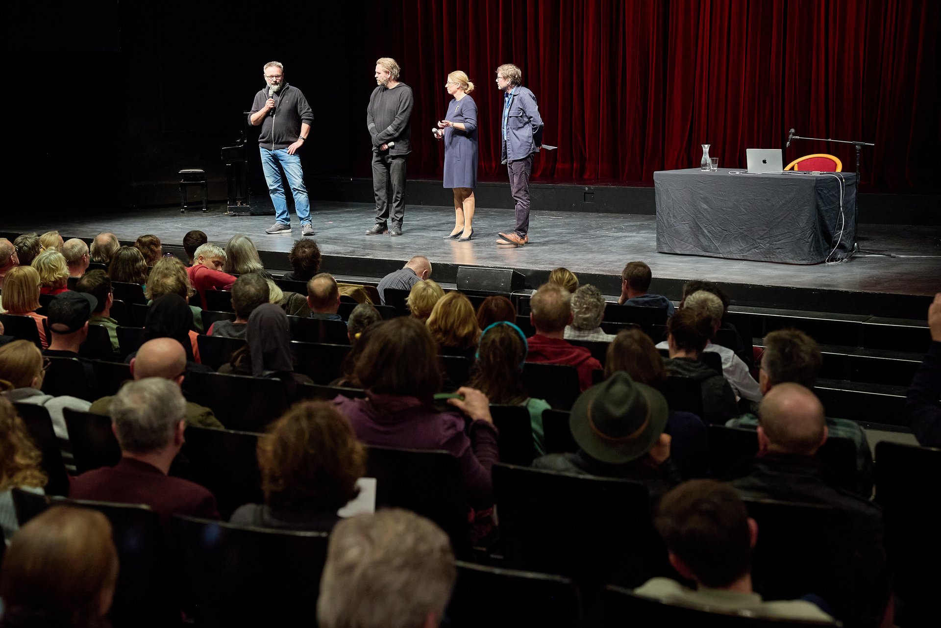 Die Verantwortlichen für die Theaterversammlung in Rostock mit Cordula Kleidt auf der Bühne vor Publikum.