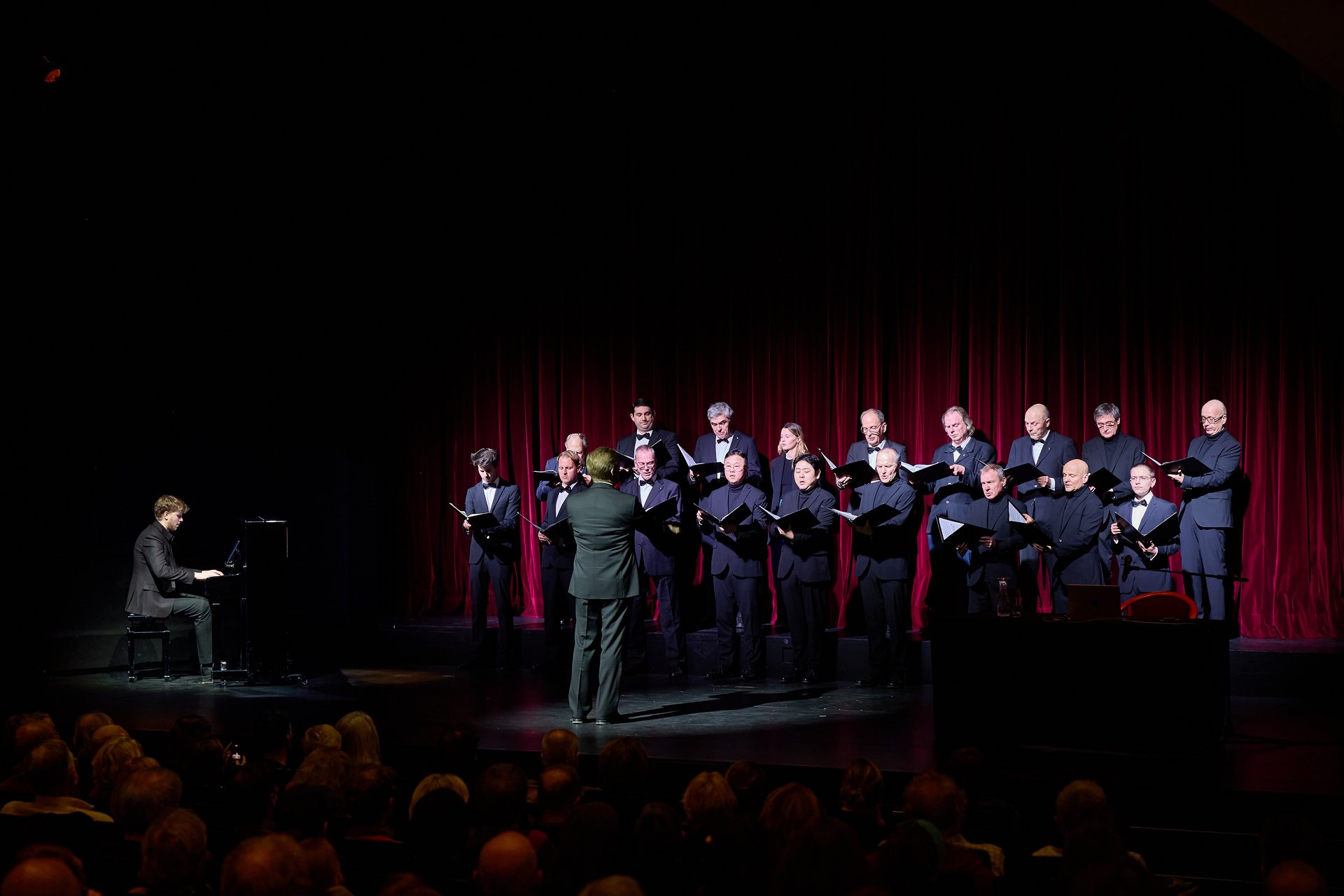 Der Chor auf der Bühne im Volkstheater Rostock, begleitet vom Klavier.