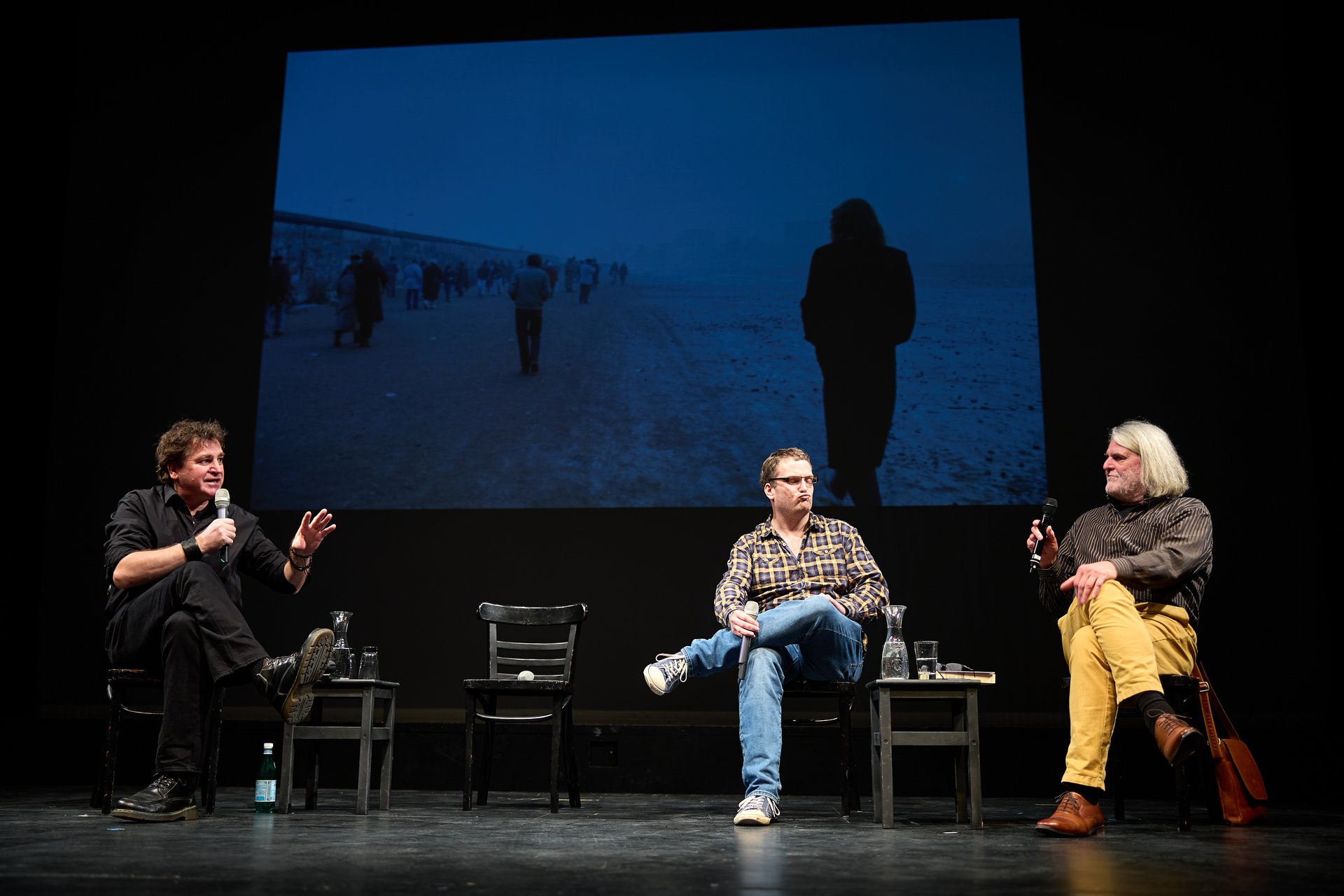 Thomas Irmer und Ilko-Sascha Kowalczuk bei der Podiumsdiskussion mit einem Gast.
