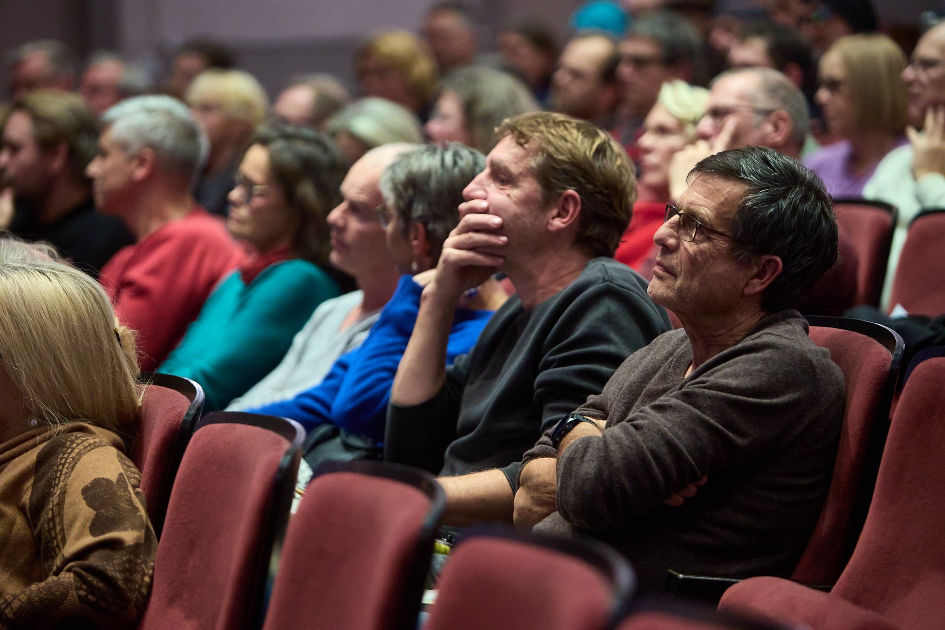 Gäste aus dem Publikum lauschen dem Bühnengespräch.