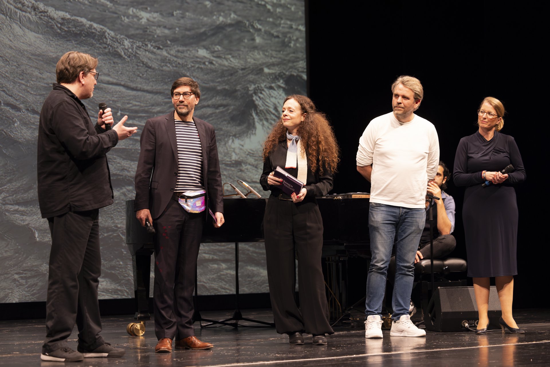 Moderatorin Shelly Kupferberg mit dem Projektteam, bestehend aus Uwe Gössel, Thorleifur Örn Arnarsson und Thorsten Logge. Rechts außen steht  Cordula Kleidt, Leiterin des Referats für Wissenschaftskommunikation im BMBF.