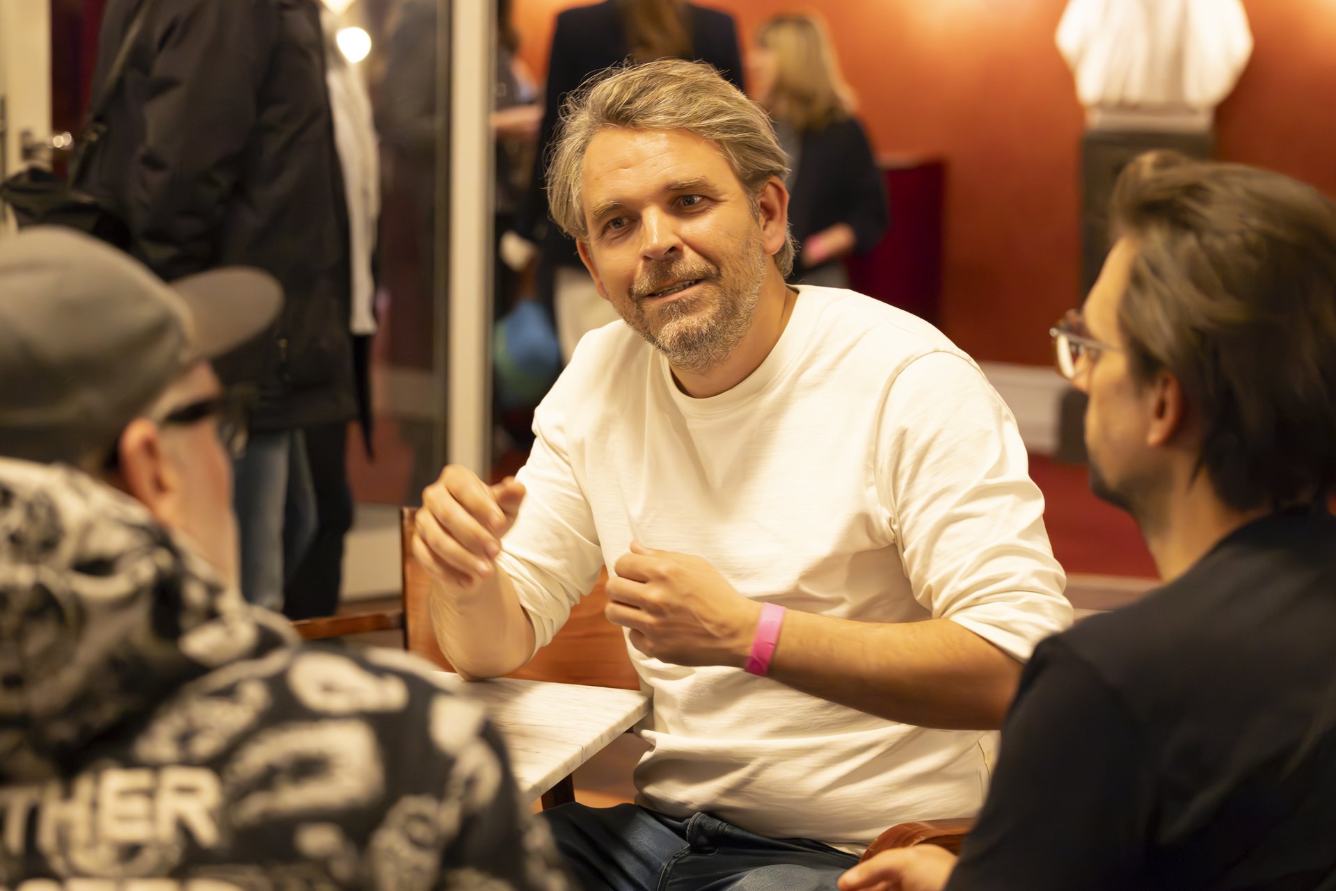 Uwe Gössel und Thorleifur Örn Arnarsson in einer Gesprächsrunde. 