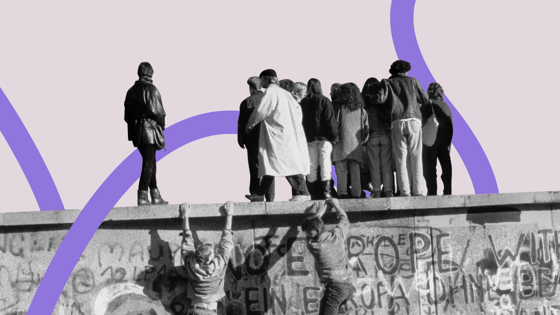 Foto von Menschen, die auf der Berliner Mauer stehen. Die lila Linie des Wissenschaftsjahres ist dahintergelegt.  