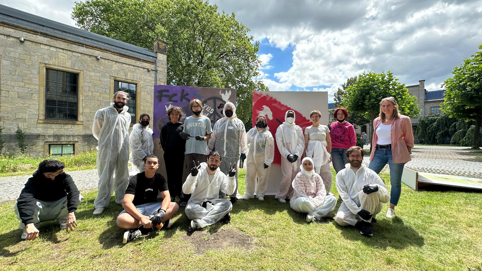 Gruppenfoto der Teilnehmenden des Graffiti-Workshops.