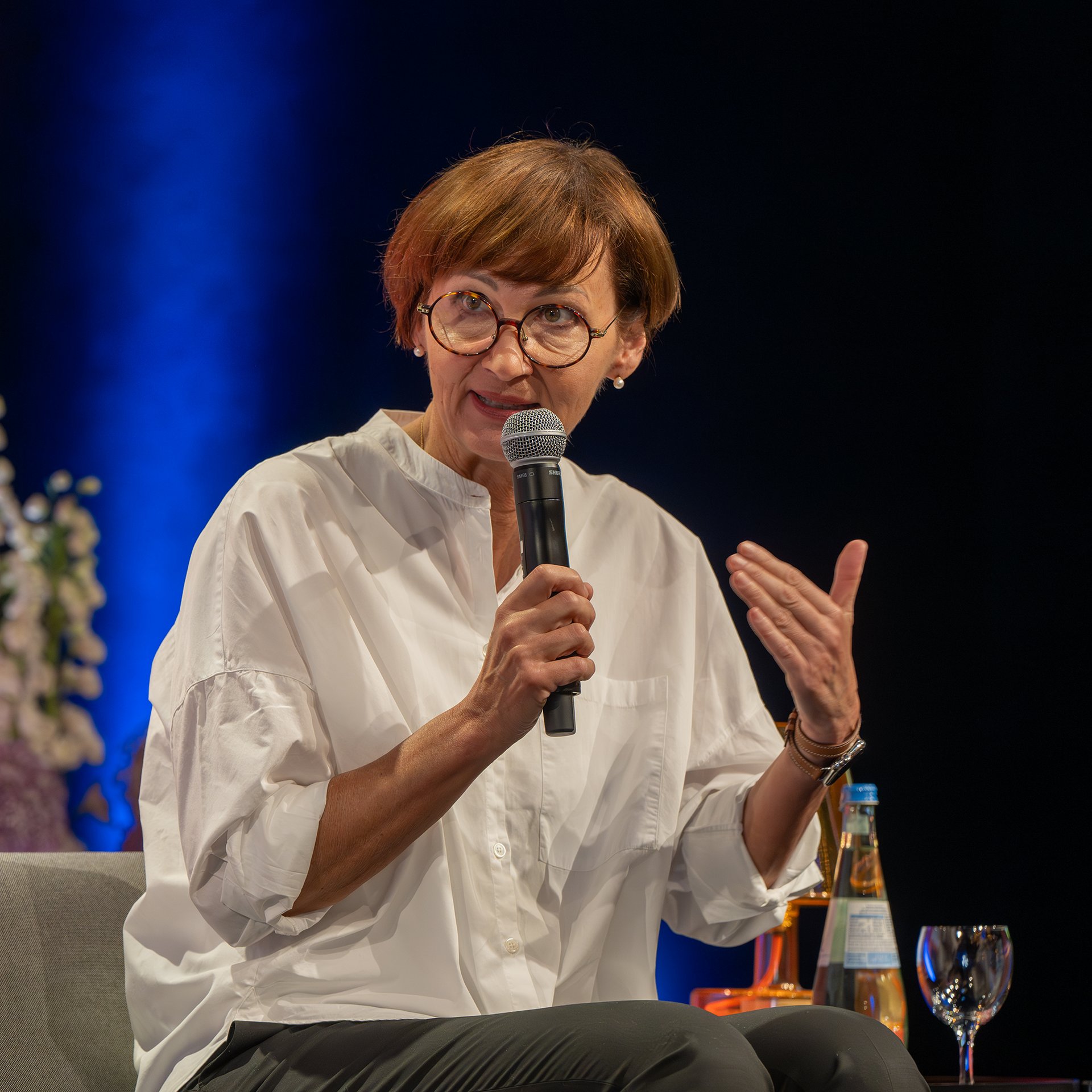 Bundesforschungsministerin Stark-Watzinger spricht in ein Mikrofon.
