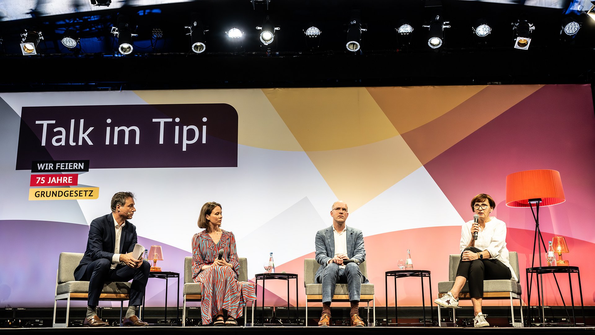 Bundesforschungsministerin Stark-Watzinger spricht mit Expertinnen und Experten auf einer Podiumsdiskussion zu 75 Jahren Grundgesetz.