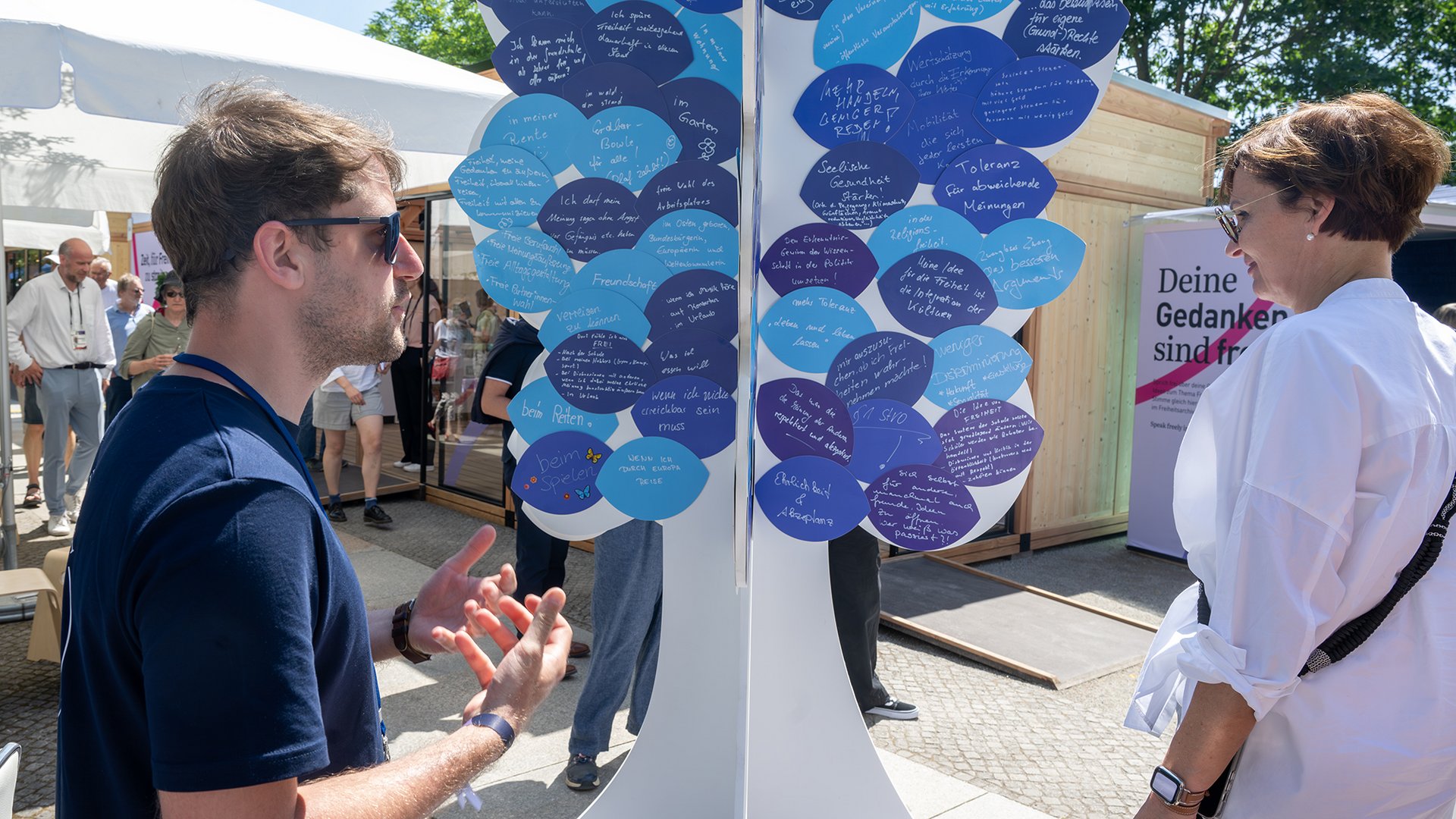 Bundesforschungsministerin Stark-Watzinger liest handschriftlich gesammelte Ideen zu Freiheit.