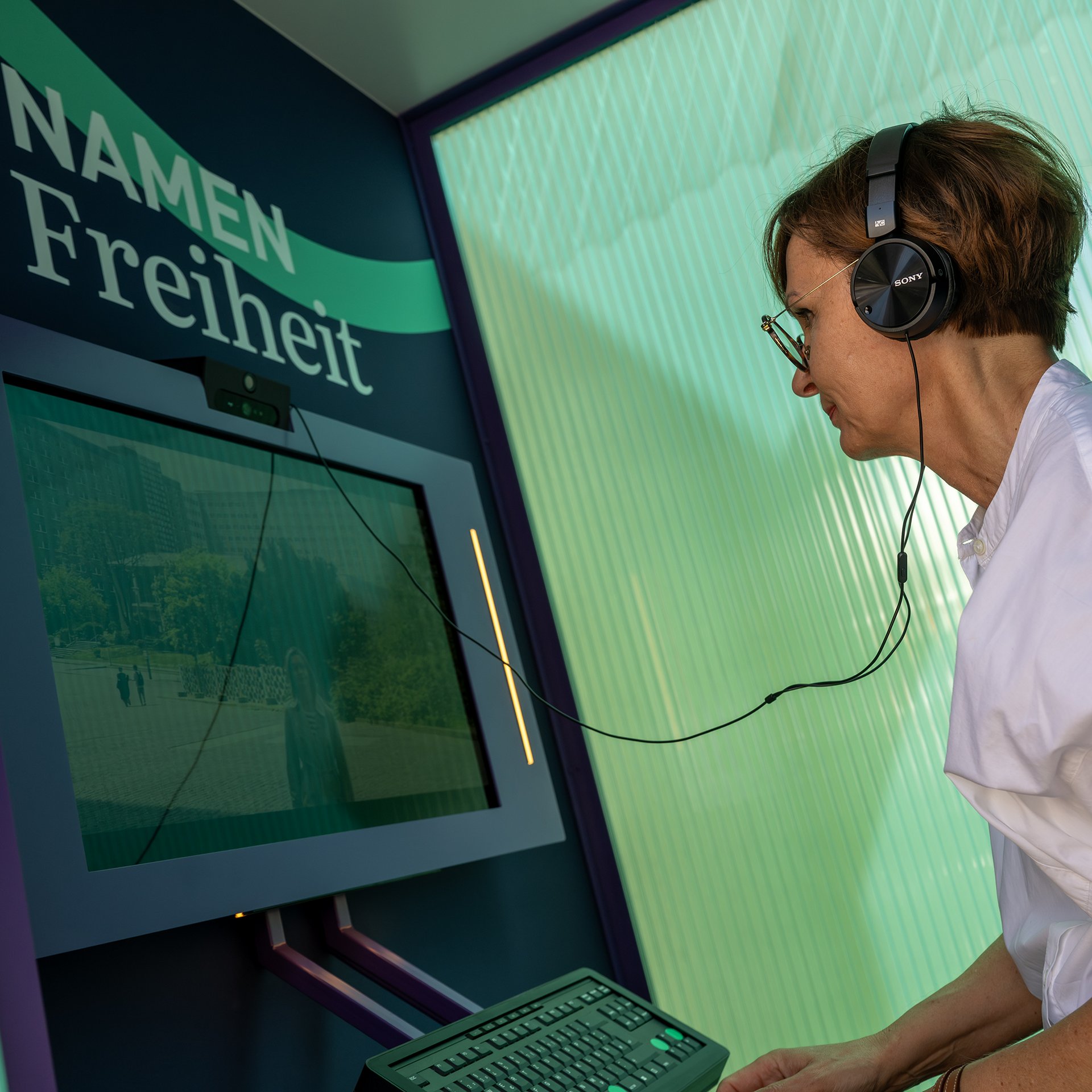 Bundesforschungsministerin Stark-Watzinger im Inneren der Erzählbox.