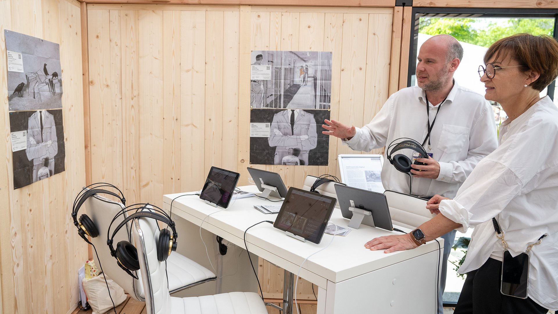 Bundesforschungsministerin Stark-Watzinger bei einer multimedialen Ausstellung zu Freiheit.