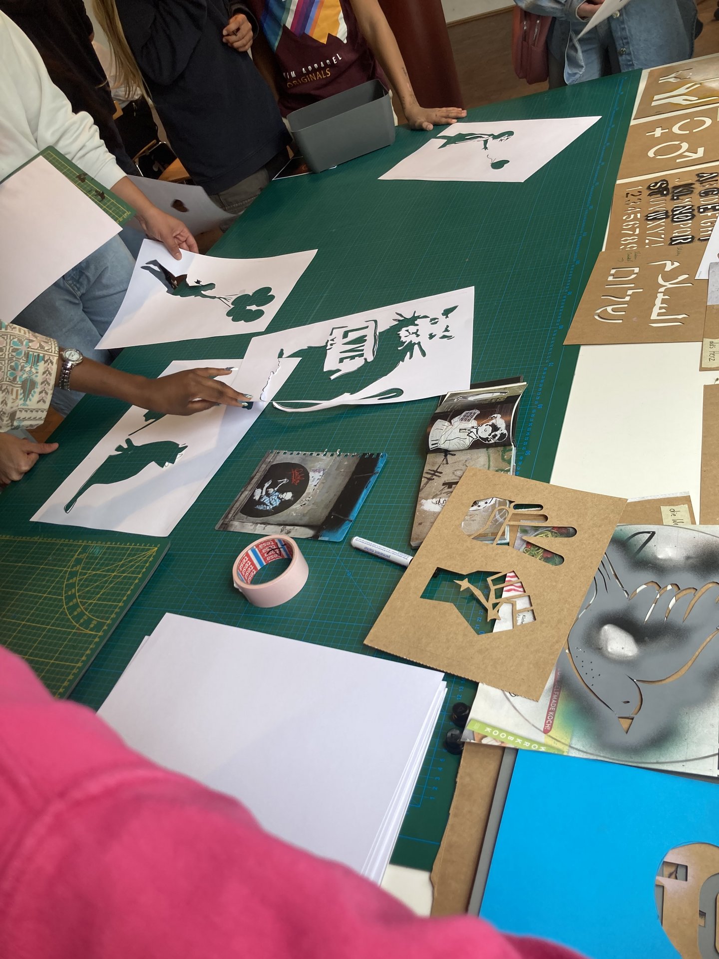 Die verschiedenen Schablonen für die Graffiti Designs. Neben einem Vogel gibt es beispielsweise auch Hände, die eine Faust ballen oder das Peace-Zeichen zeigen