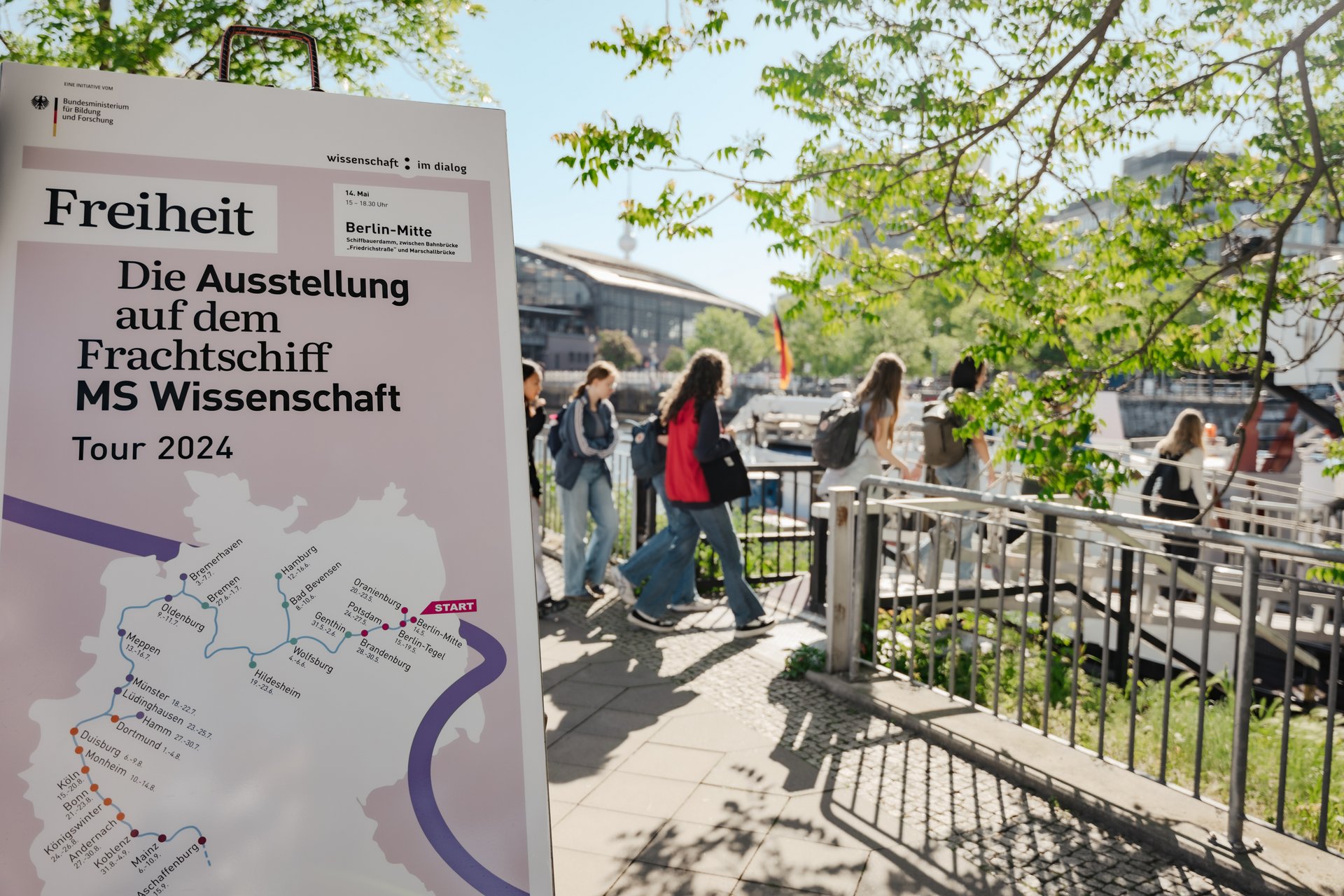 Der Anlegesteg der MS Wissenschaft. Links steht eine Erklärtafel mit allen zukünftigen Anlegestellen des Schiffes.