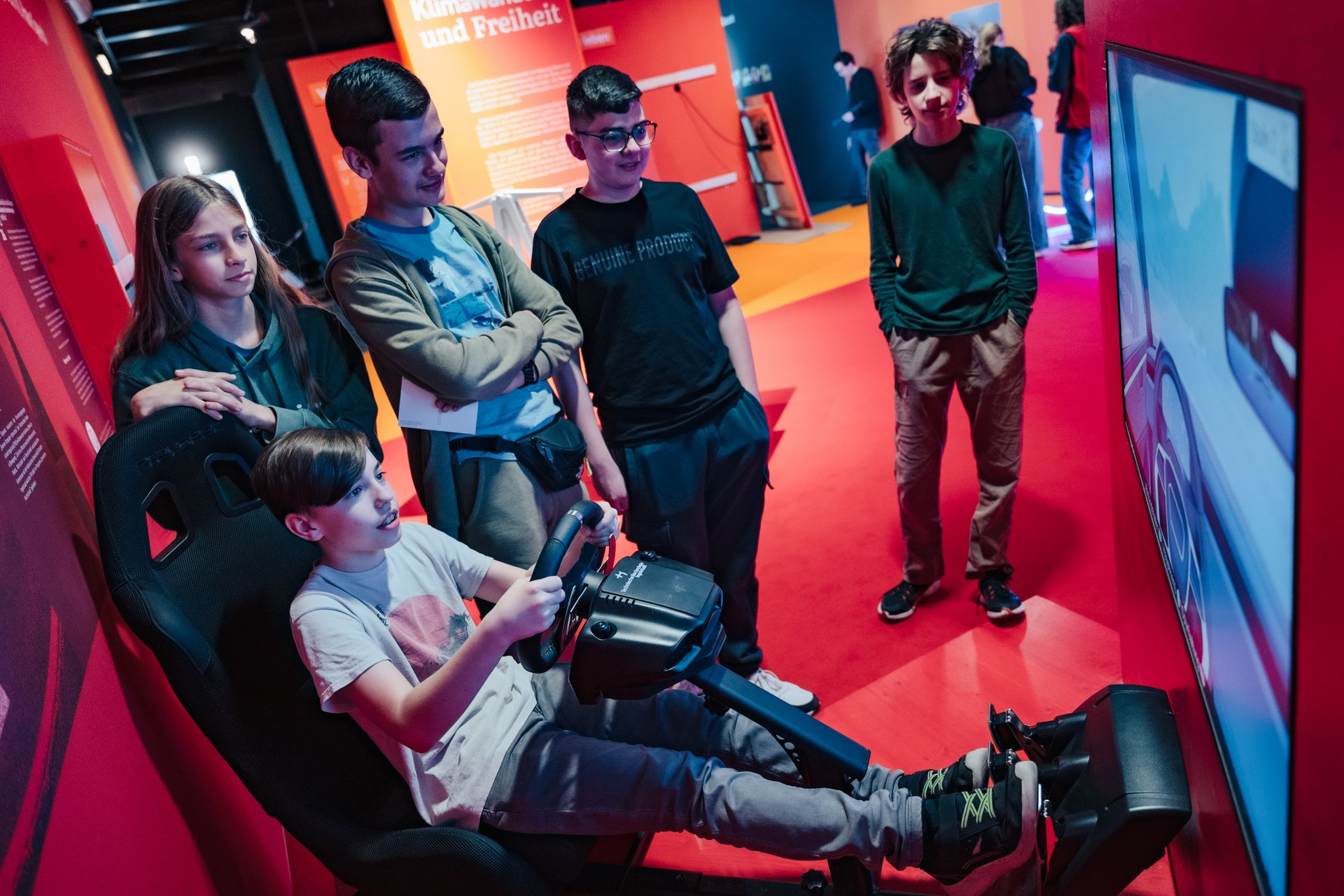 Jugendliche testen eine Fahr-Simulation an Bord der MS Wissenschaft. 