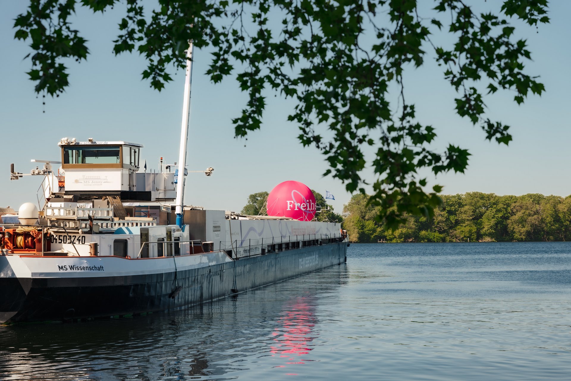 Das Ausstellungsschiff MS Wissenschaft auf dem Wasser.