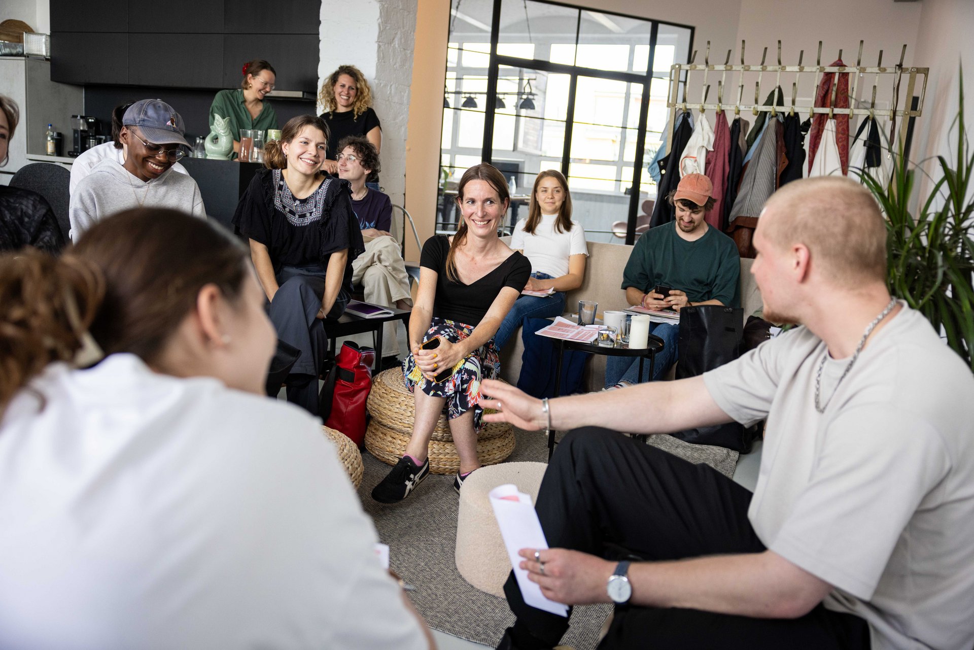 Die Teilnehmerinnen und Teilnehmer des Projekts "Values Lead - Future Follows" in einem Gesprächskreis.
