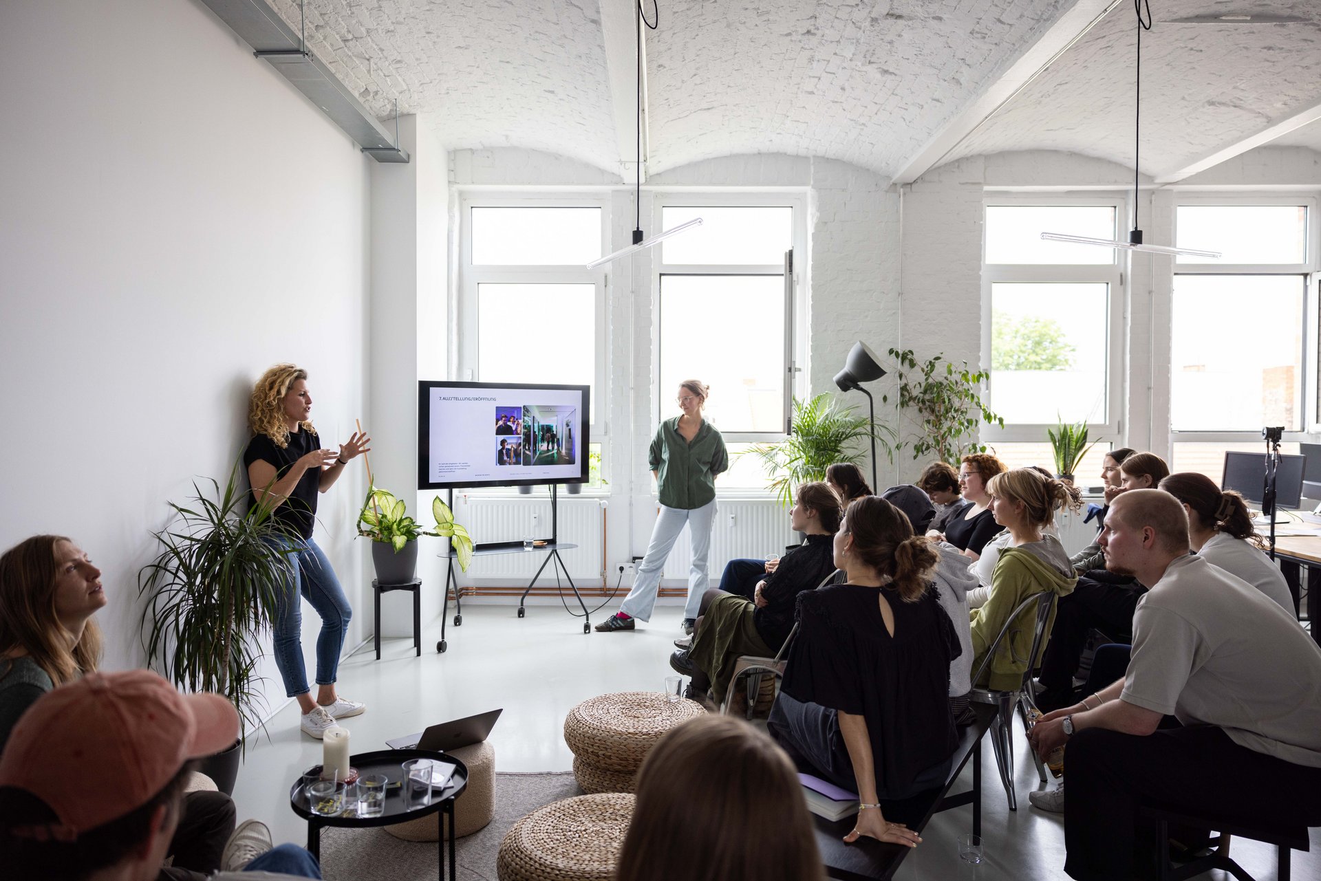 Die Teilnehmerinnen und Teilnehmer des Projekts "Values Lead - Future Follows" bei einem Workshop.