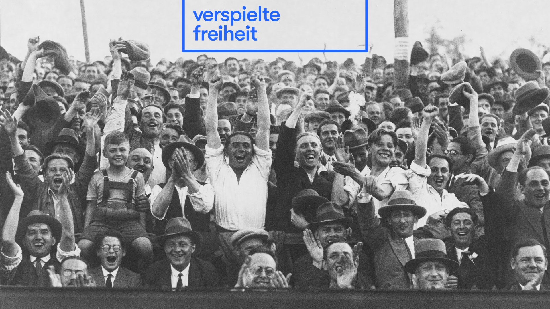 Alte schwarz-weiß Fotografie von jubelnden Menschen.