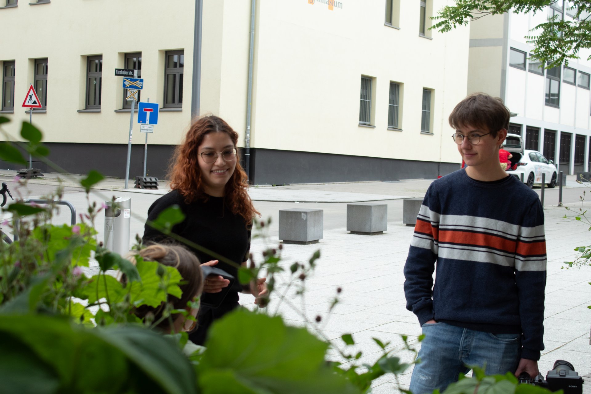 Studierende interviewn eine Passantin im Hospitalviertel Stuttgart.