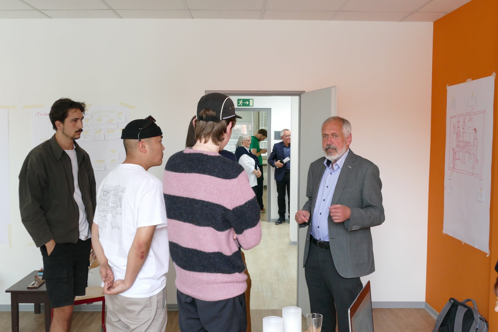 Studierende im Gespräch mit Verkehrsexperte Manfed Wacker.