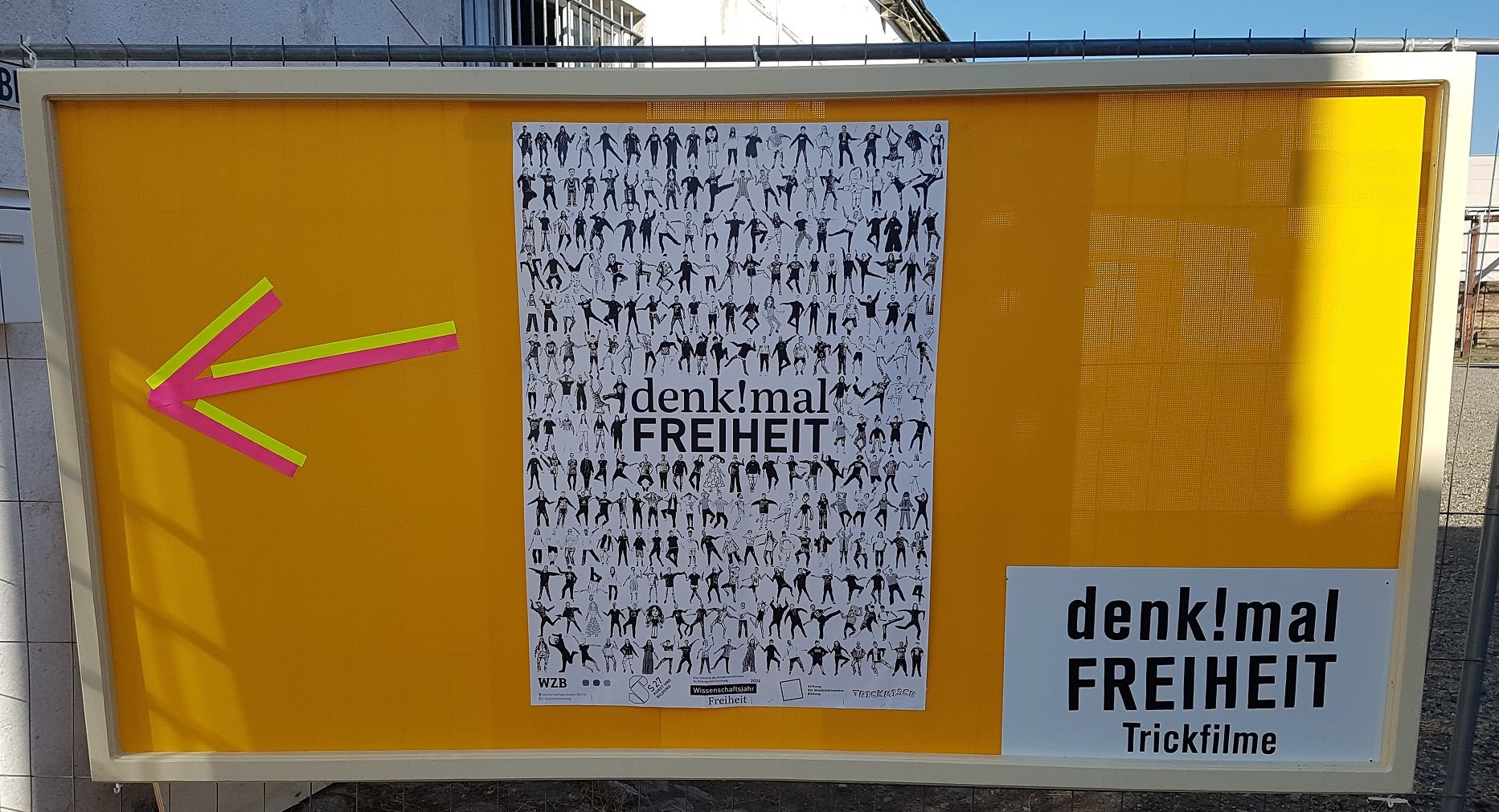 Hinweisschild zur Abschlussveranstaltung von denk!mal FREIHEIT.