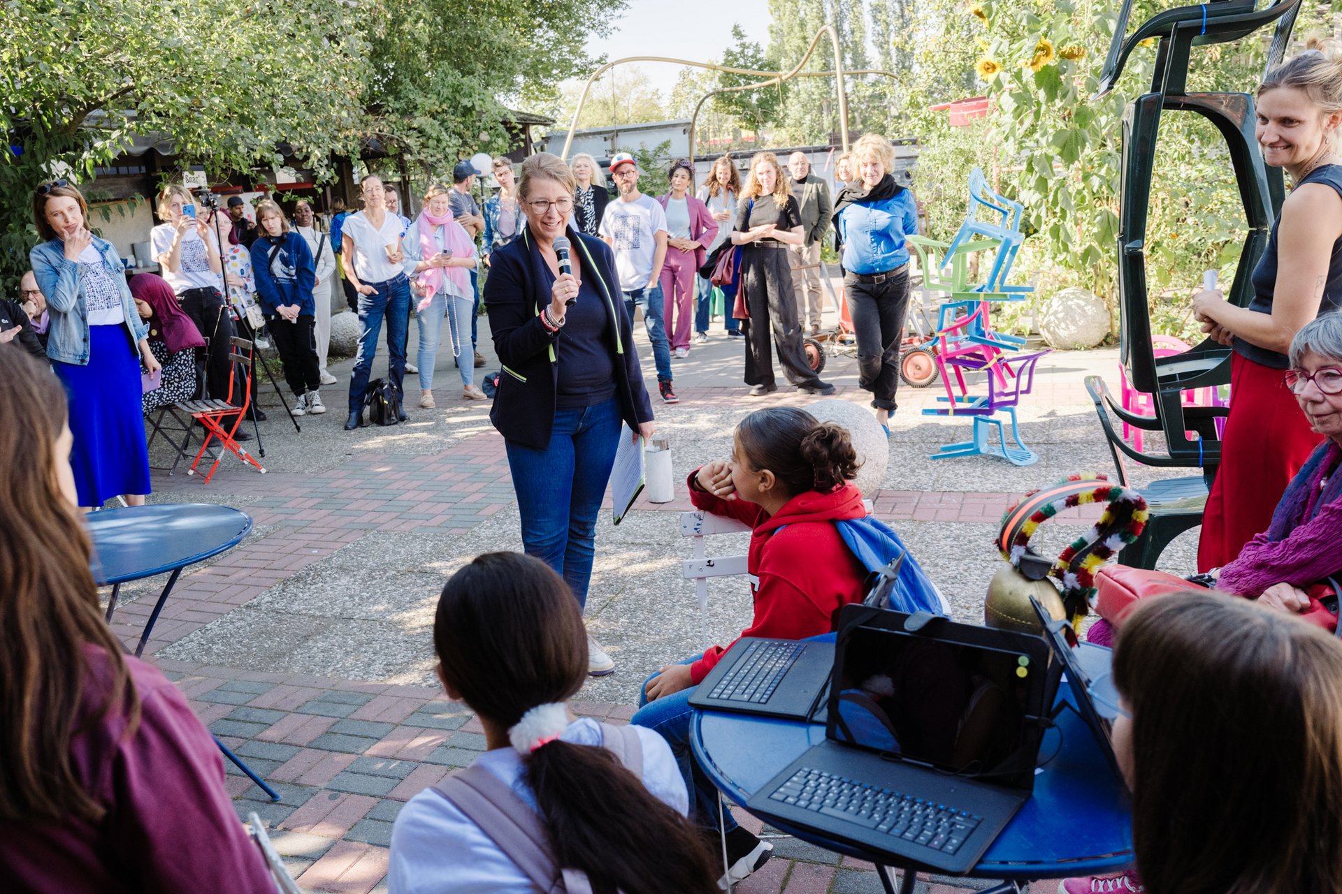 Cordula Kleidt hält eine Rede vor Erwachsenen und Kindern.