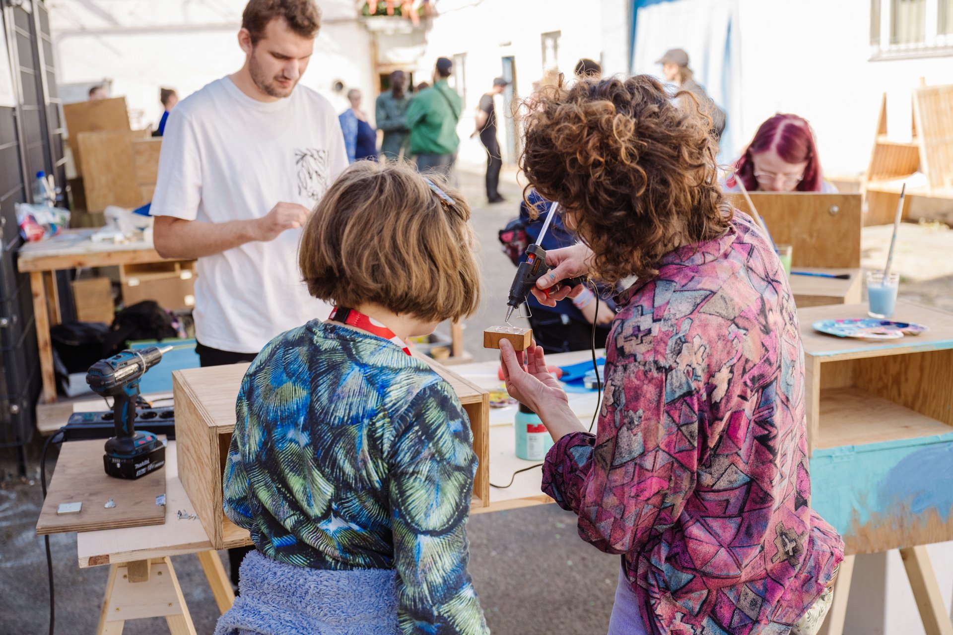 Schülerinnen basteln Dioramen.
