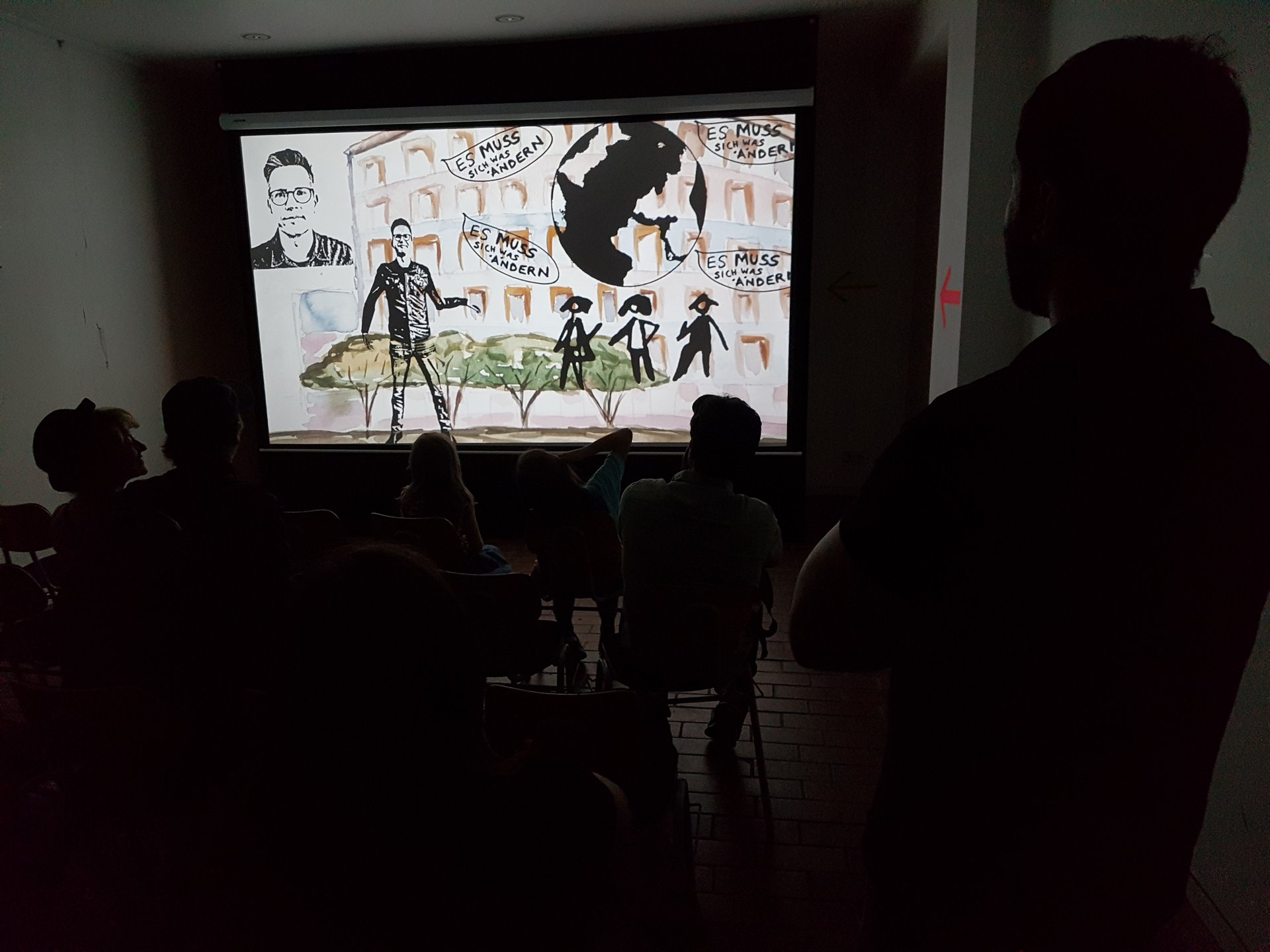 Schülerinnen und Schüler schauen einen Animationsfilm.