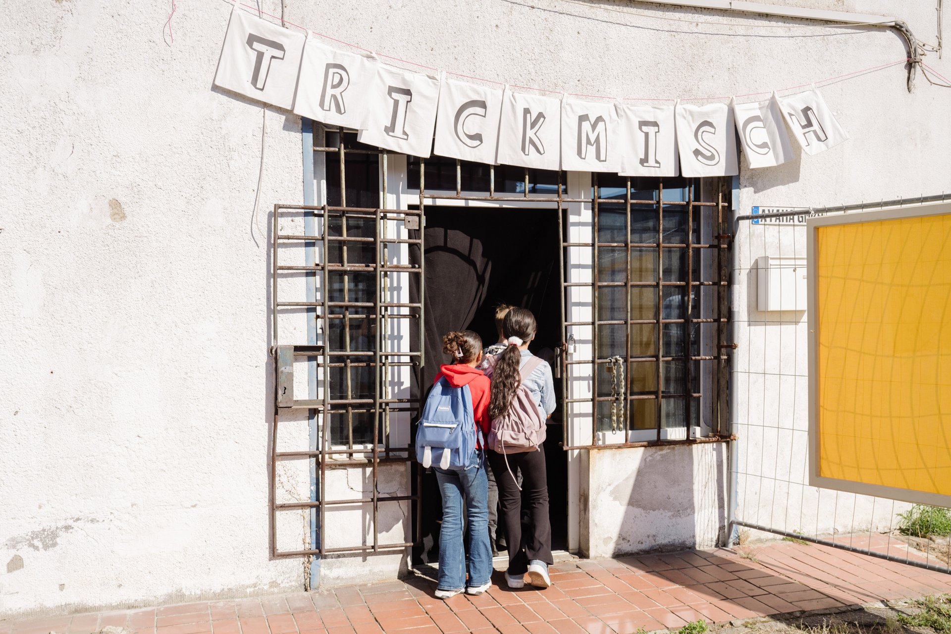Eine Gruppe Schülerinnen betritt das Kino vom Kollektiv Trickmisch.