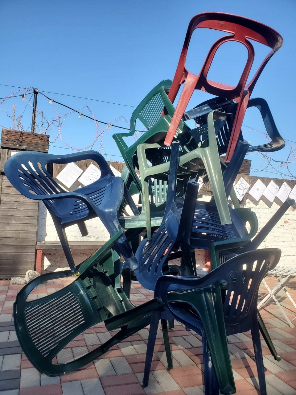 Ein Stapel Plastikstühle.