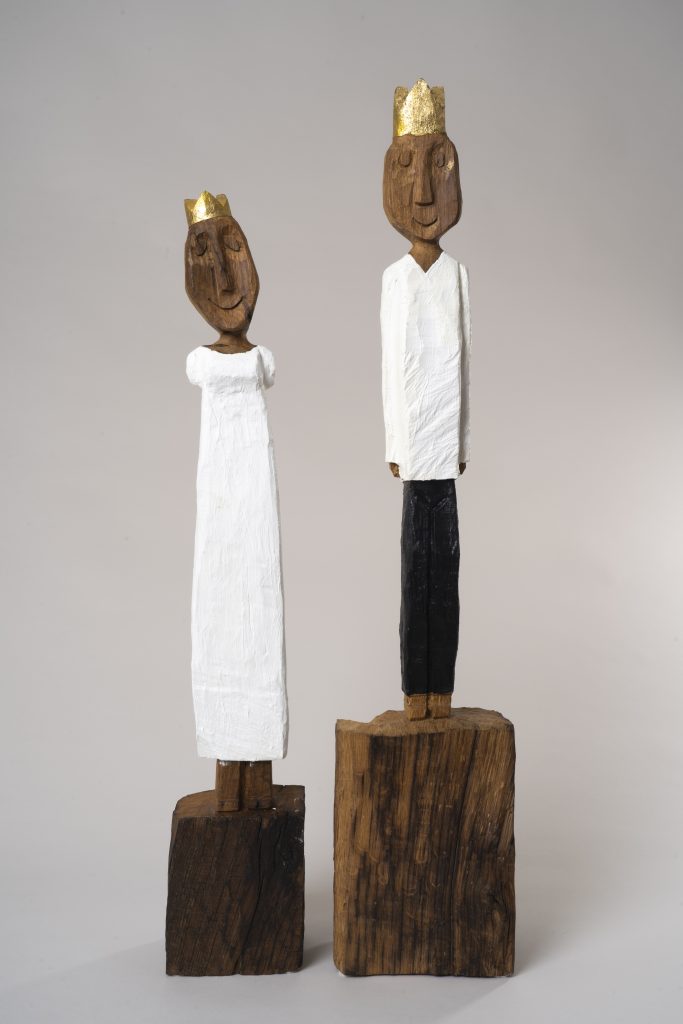 Eine Königin und ein König als Holzfiguren.