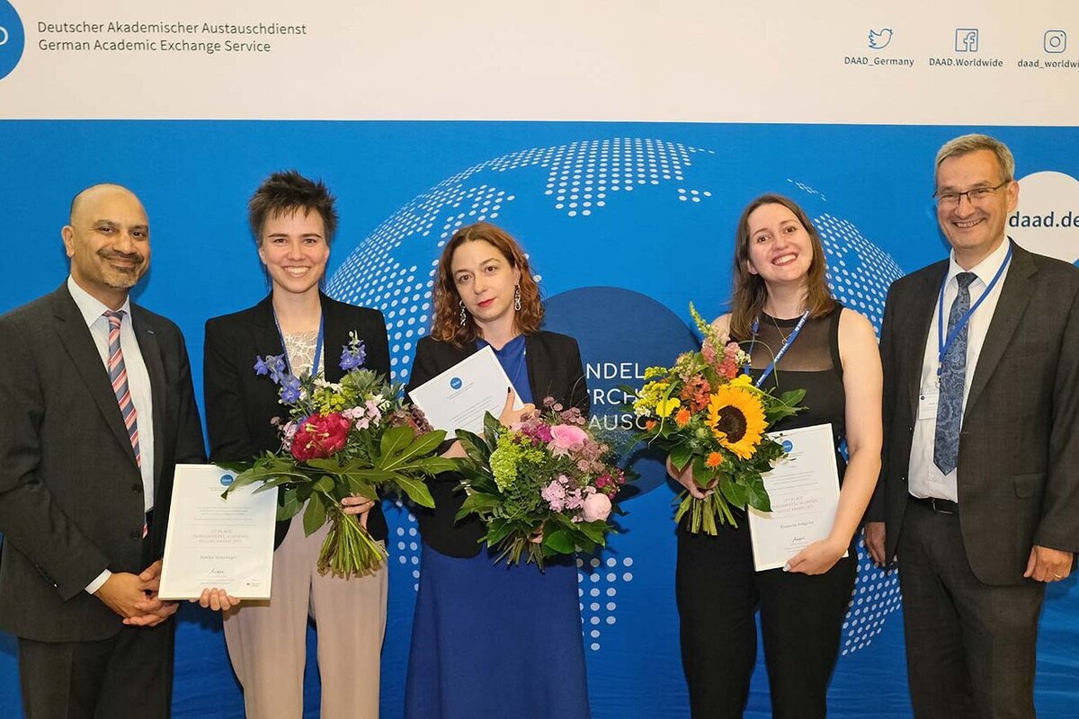 Foto der Siegerinnen von 2022 mit dem Hochschulbeauftragten des BMBF und dem DAAD-Präsidenten.