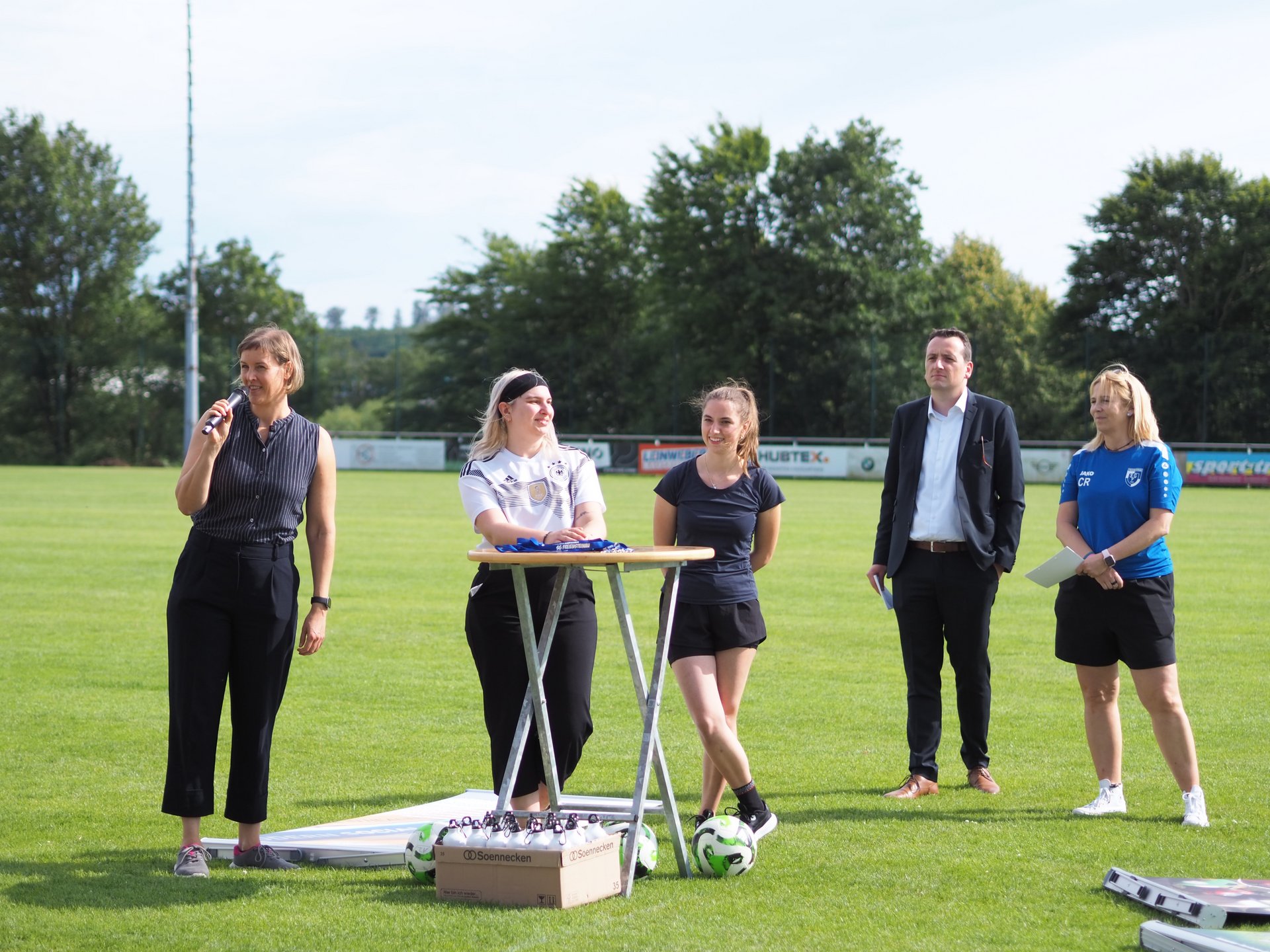 Vertreterinnen und Vertreter des Sportvereins und der Forschungsgruppe stehen zusammen.