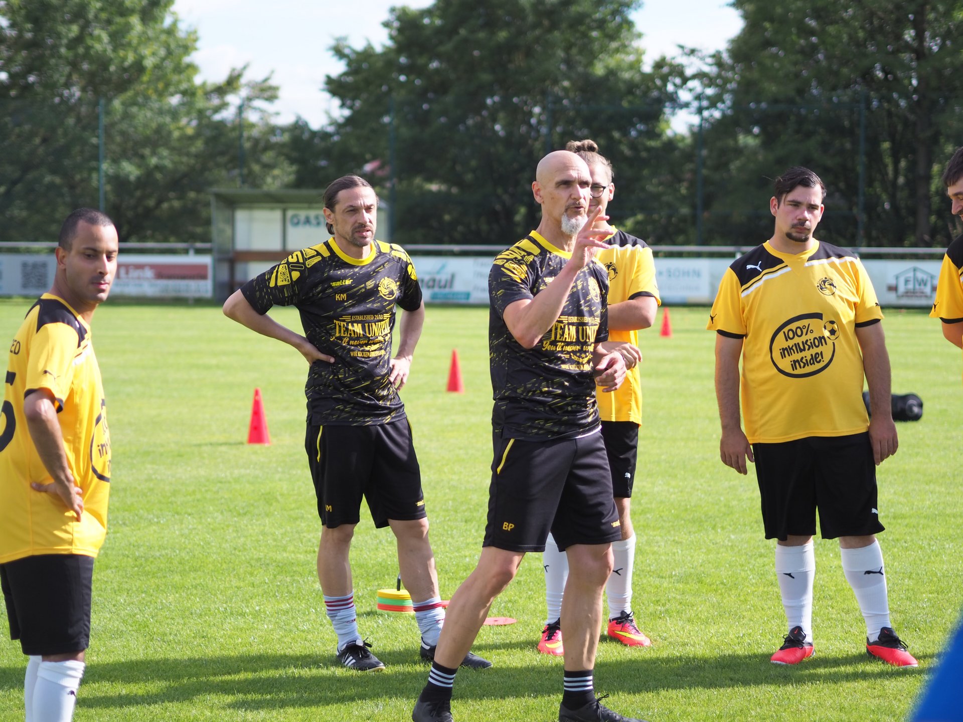 Der Trainer von Team United, Bruno Pasqualotto, gibt Anweisungen beim Training.