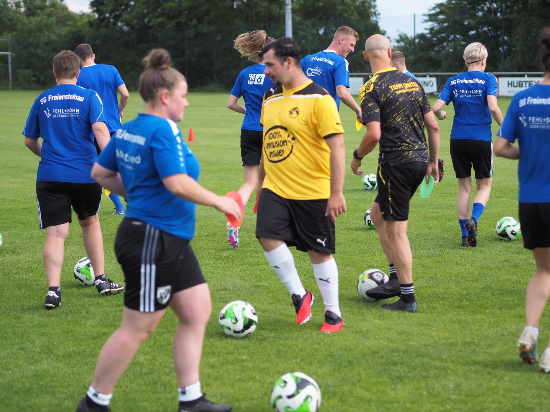 Menschen mit und ohne Behinderung beim Fußballtraining.