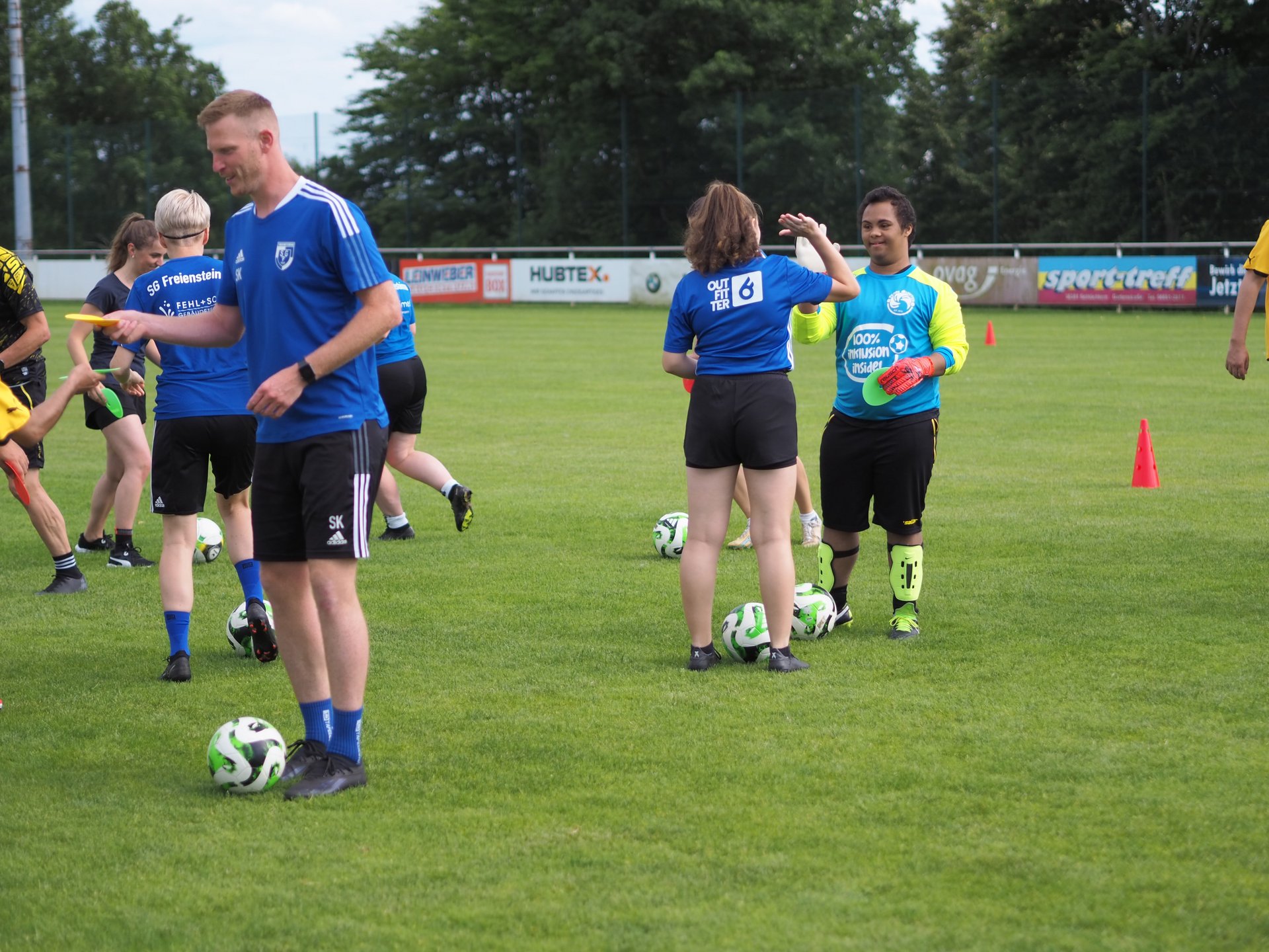 Menschen mit und ohne Behinderung beim Fußballtraining.