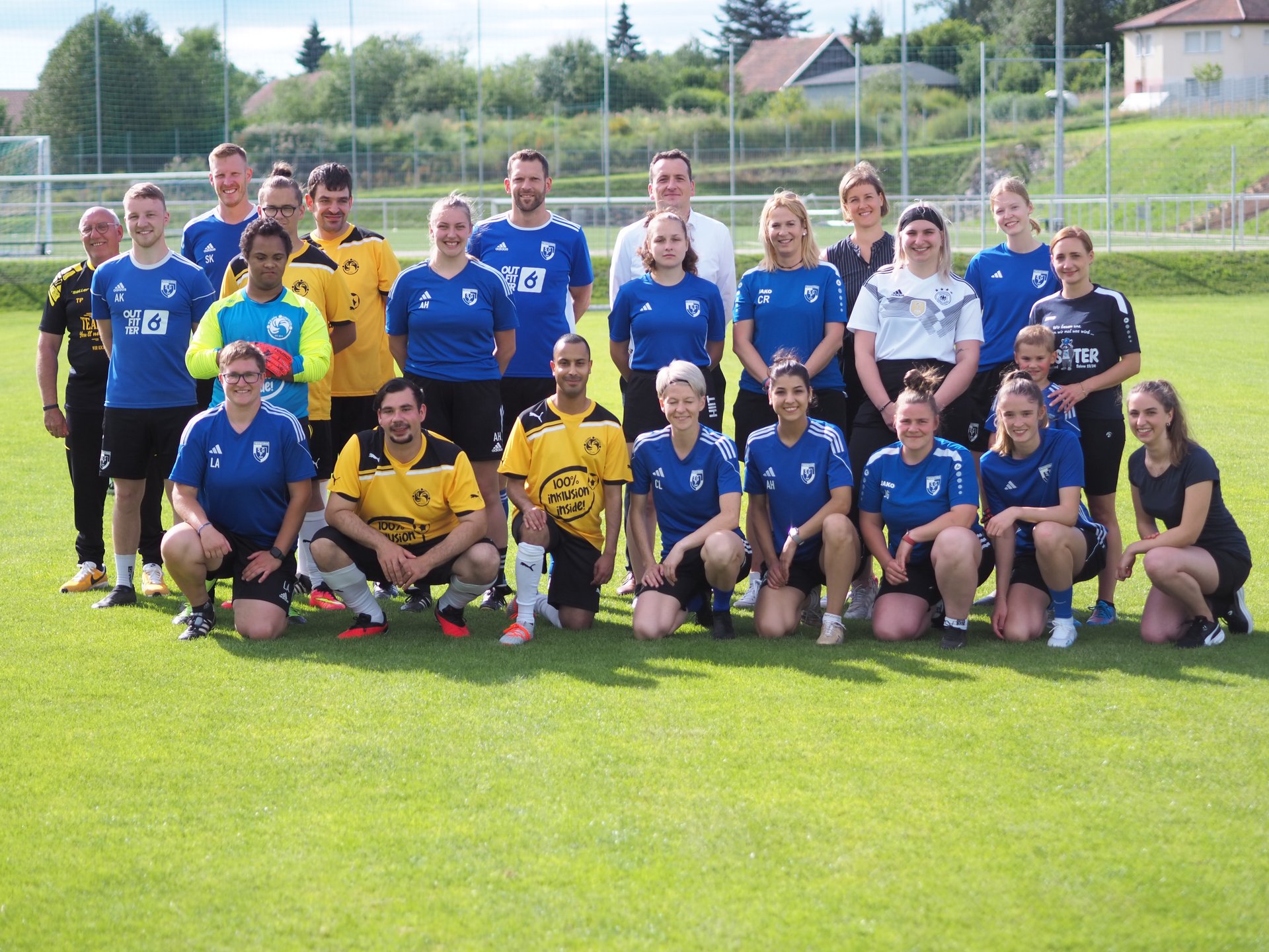 Gruppenfoto vom inklusiven Fußballtraining.