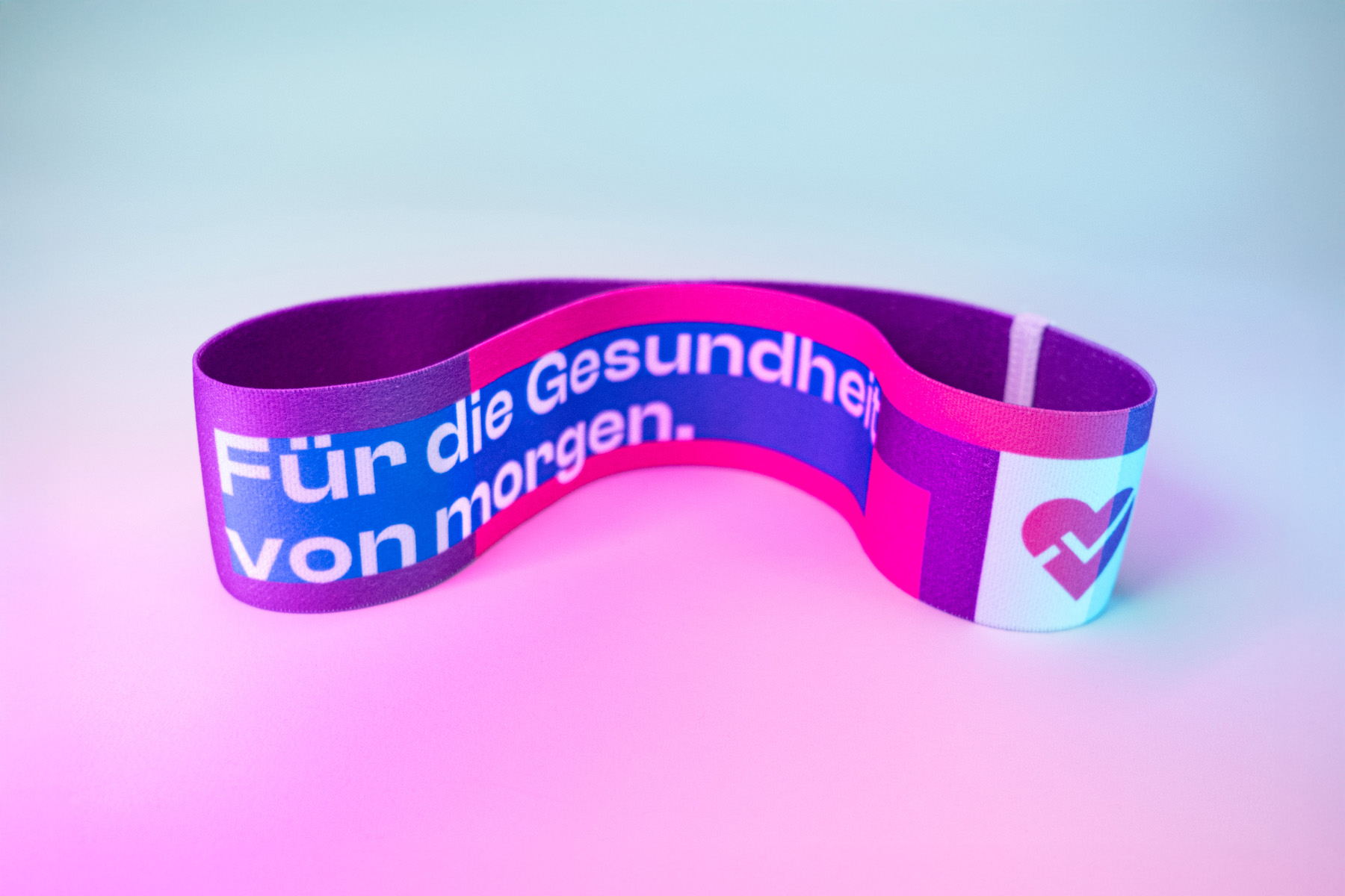 Fitnessband mit der Aufschrift „Für die Gesundheit von morgen.“