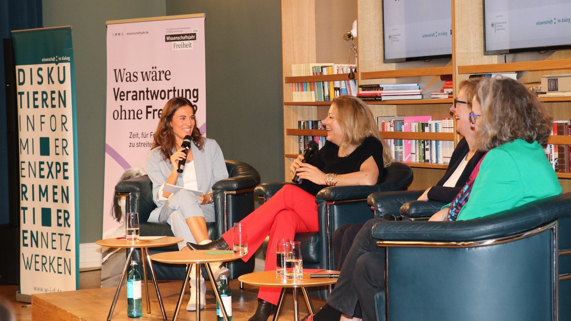 Bundesforschungsministerin Bettina Stark-Watzinger, Prof. Dr. Christiane Schwieren, Prof. Dr. Antje Boetius, Christine Regitz und Mona Ameziane im Gespräch.