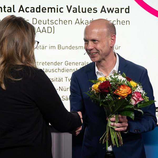 Stephan Ertner gratuliert Fundamental Academic Values Award-Siegerin Professor Daniela Craciun.