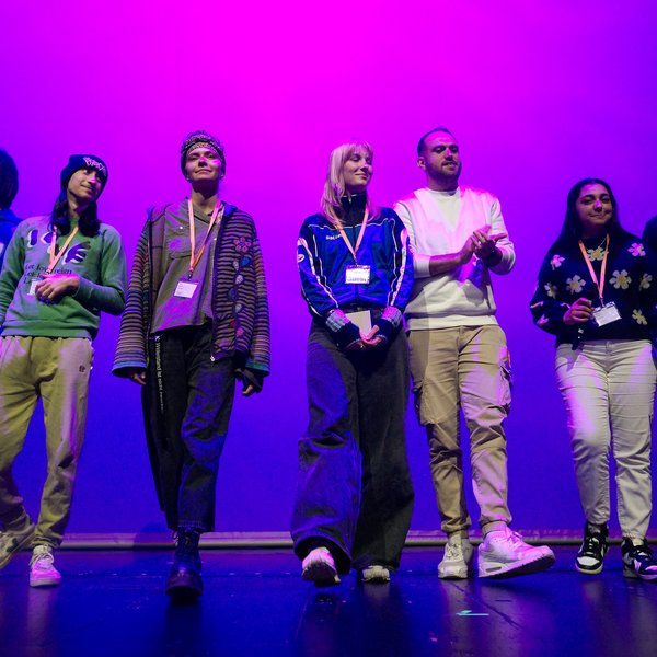 Jugendliche stehen auf der Bühne der Münchner Kammerspiele.