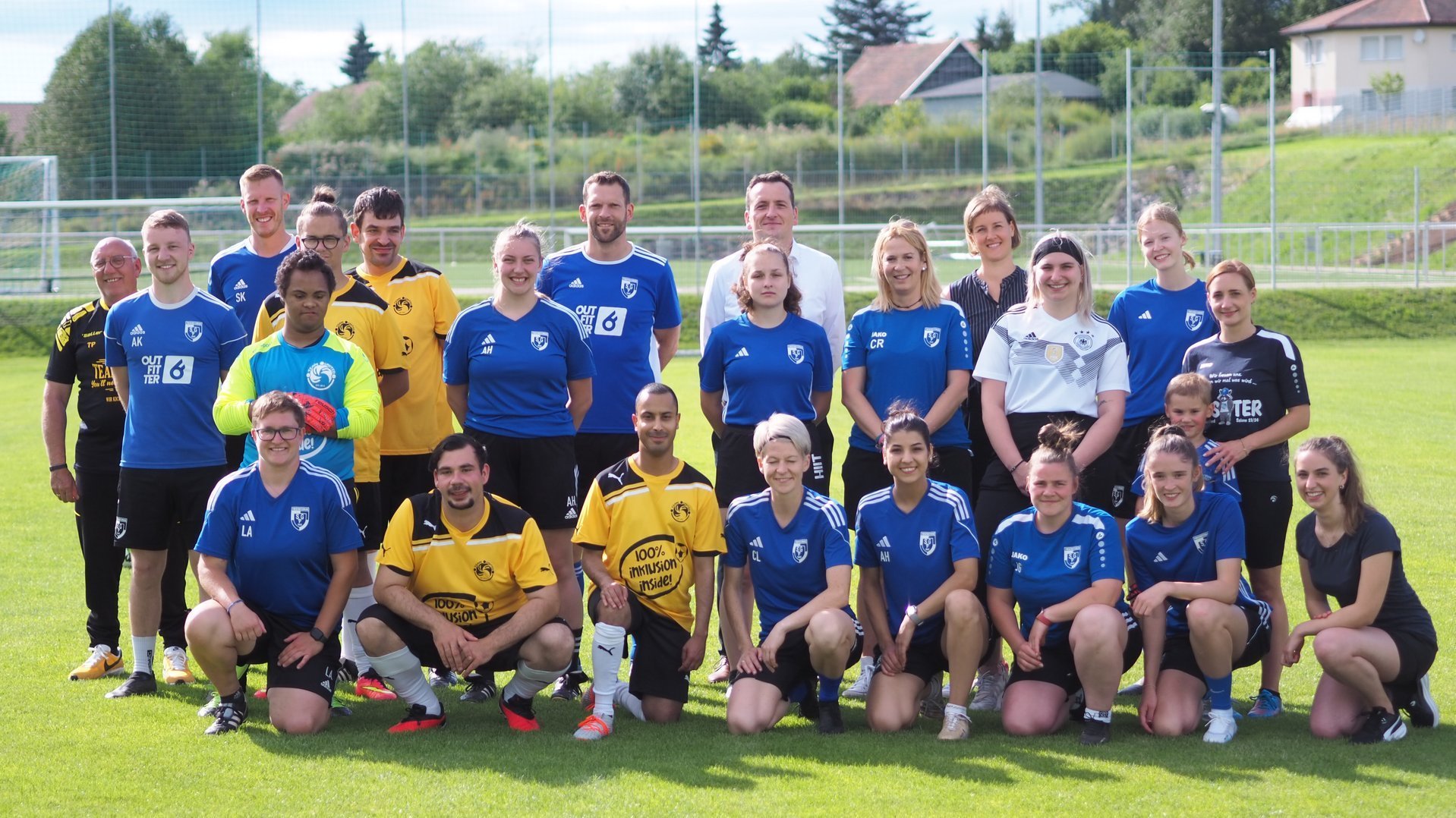 Gruppenfoto vom inklusiven Fußballtraining.
